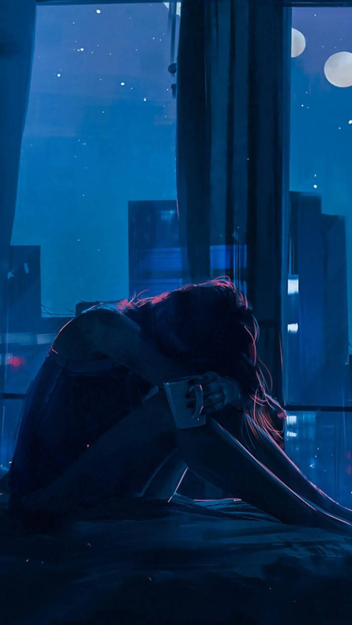 人坐在床上拿著杯子望向窗外夜晚星空下的城市