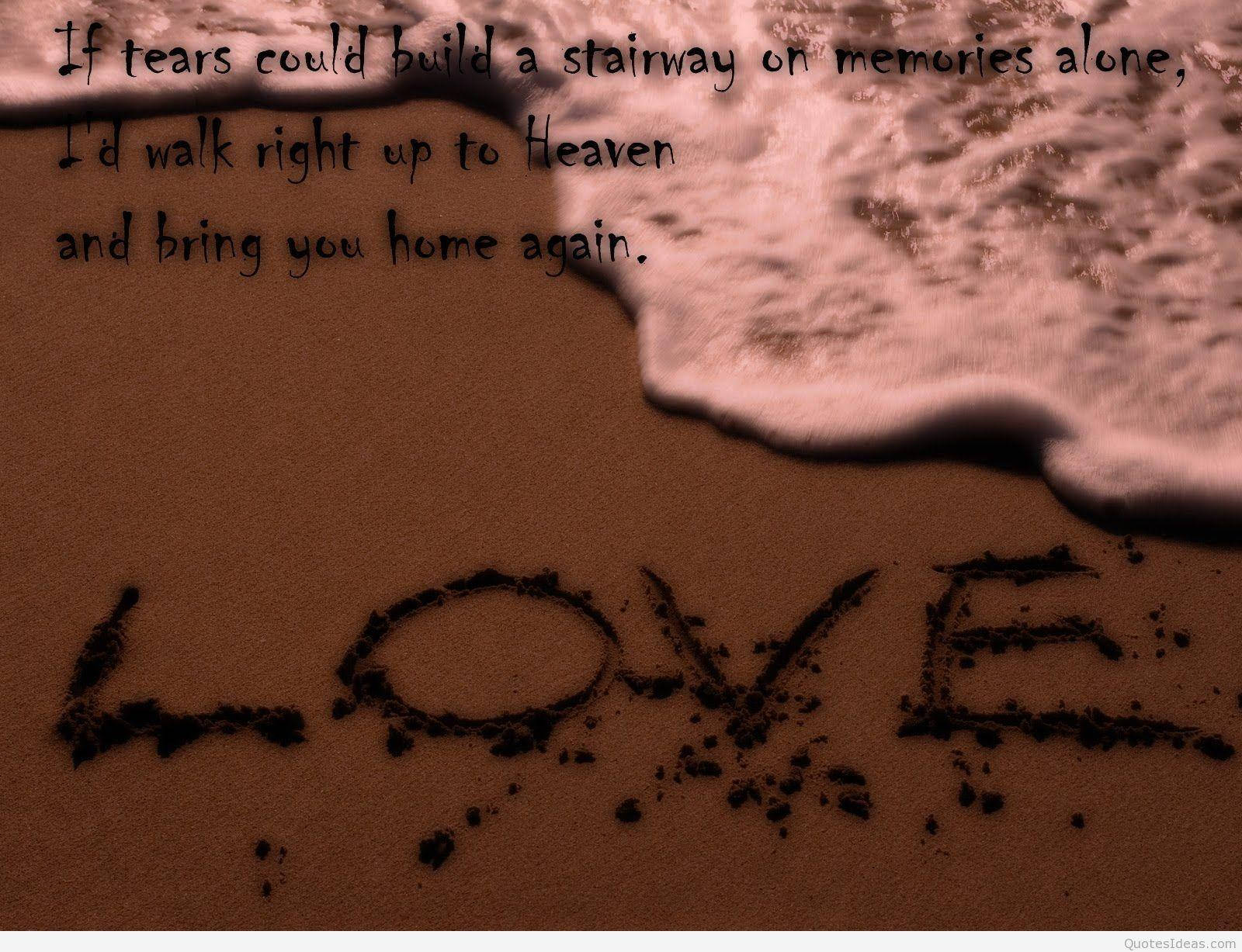 傷心愛情沙灘 壁紙 — 溫柔的波浪輕輕擦去寫在沙灘上的LOVE字樣，旁邊是關於天堂和回憶的詩意引言。