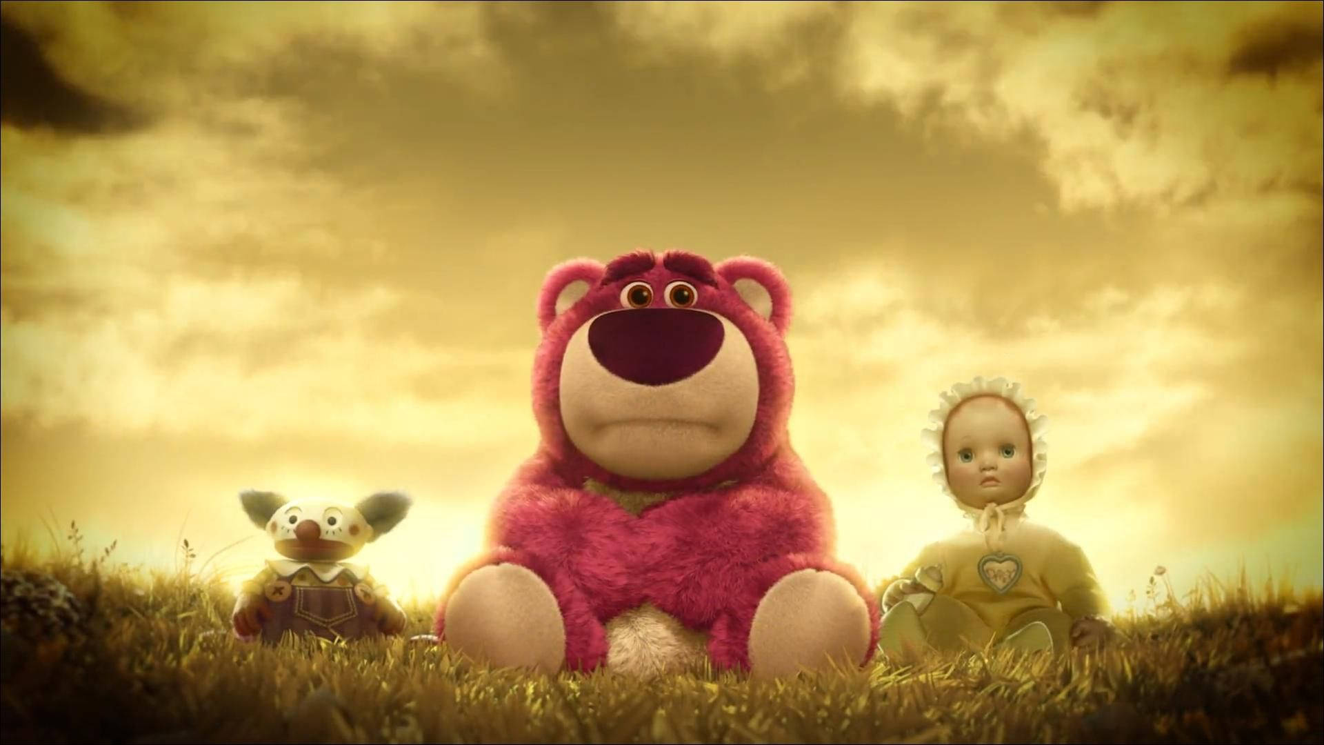 傷心的Lotso 壁紙 — 三個動畫玩具莊嚴地坐在草地上，天空金黃多雲。