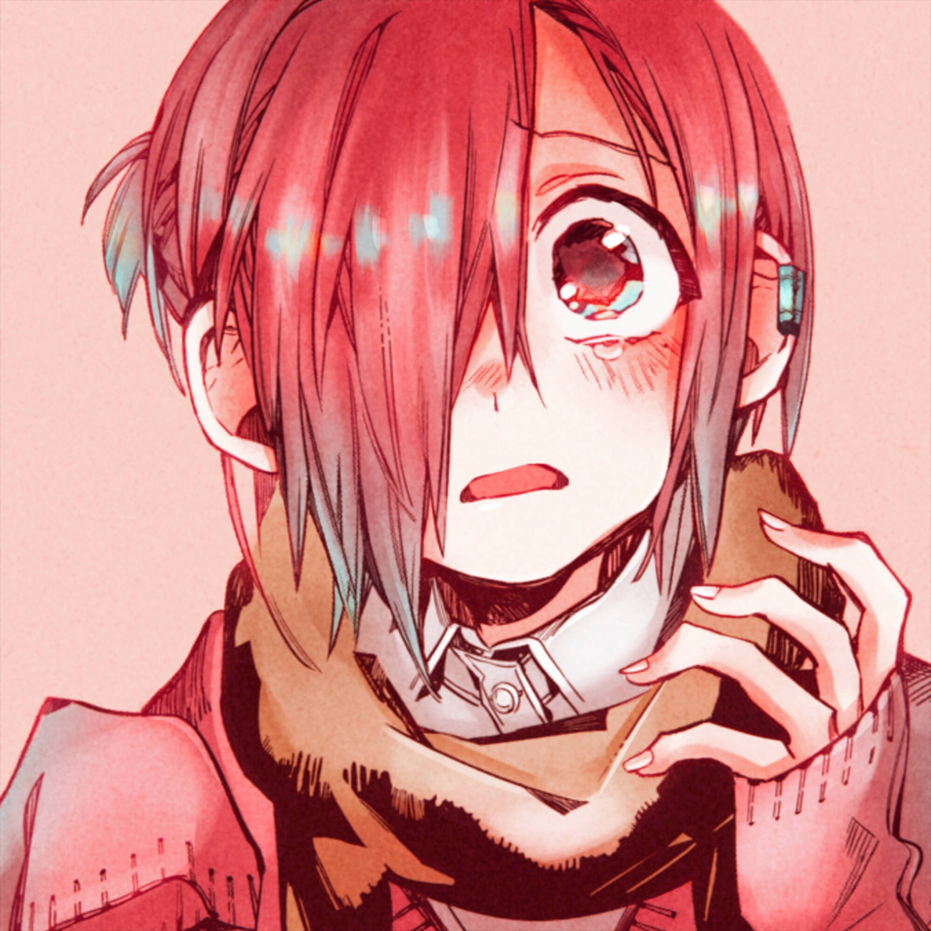 傷心的三葉 Sousuke 壁紙 — 一個紅髮單眼發光的動漫少女特寫，在柔和的粉紅色背景前顯得驚訝。