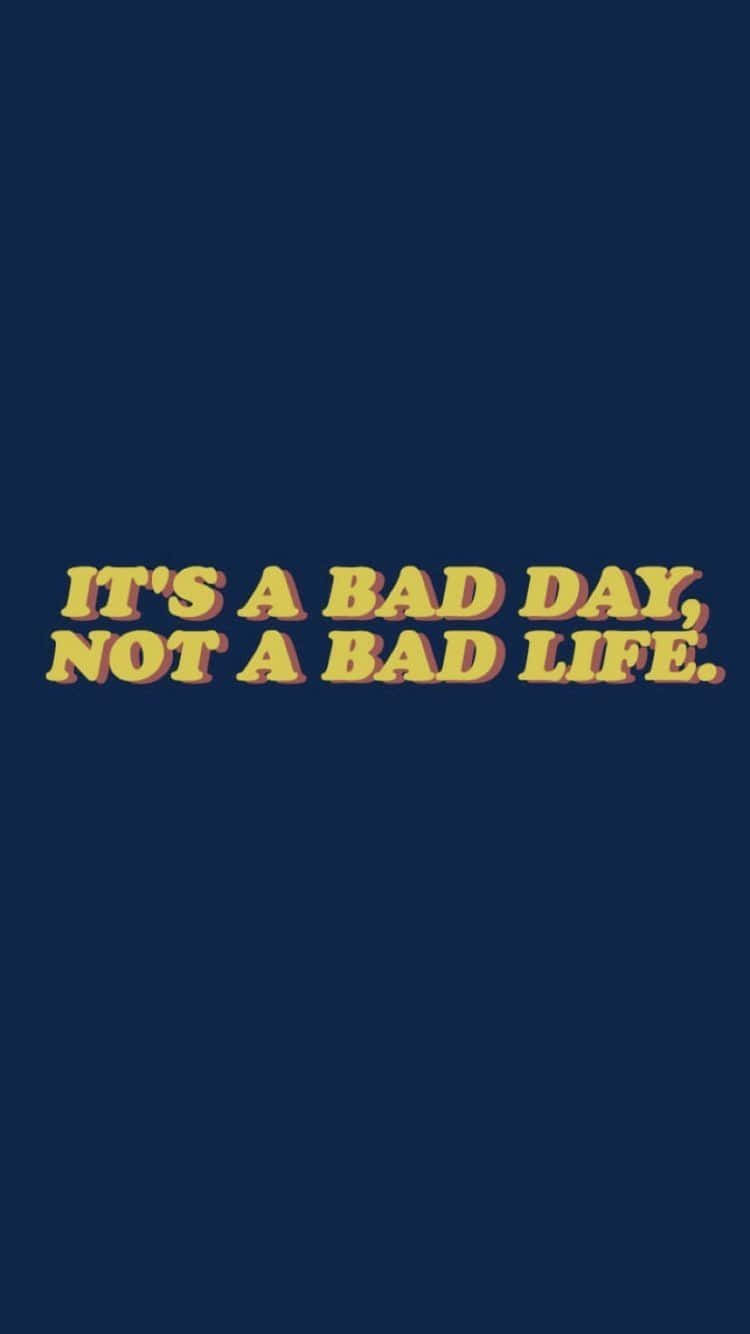 傷感美學Tumblr復古文字 壁紙 — 粗體黃色文字寫著「IT'S A BAD DAY NOT A BAD LIFE」，背景為純海軍藍色。