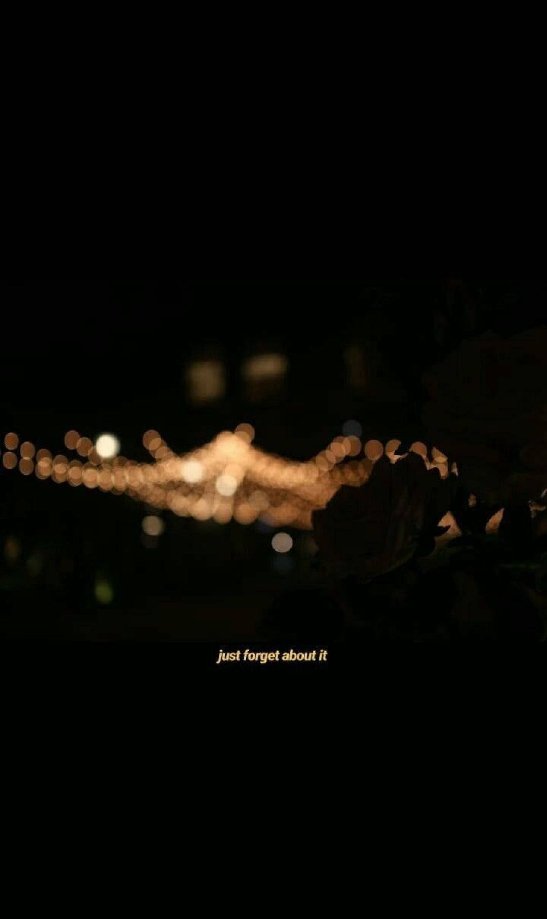 溫暖的散景燈光在夜間發光，帶有深色剪影和文字疊加。