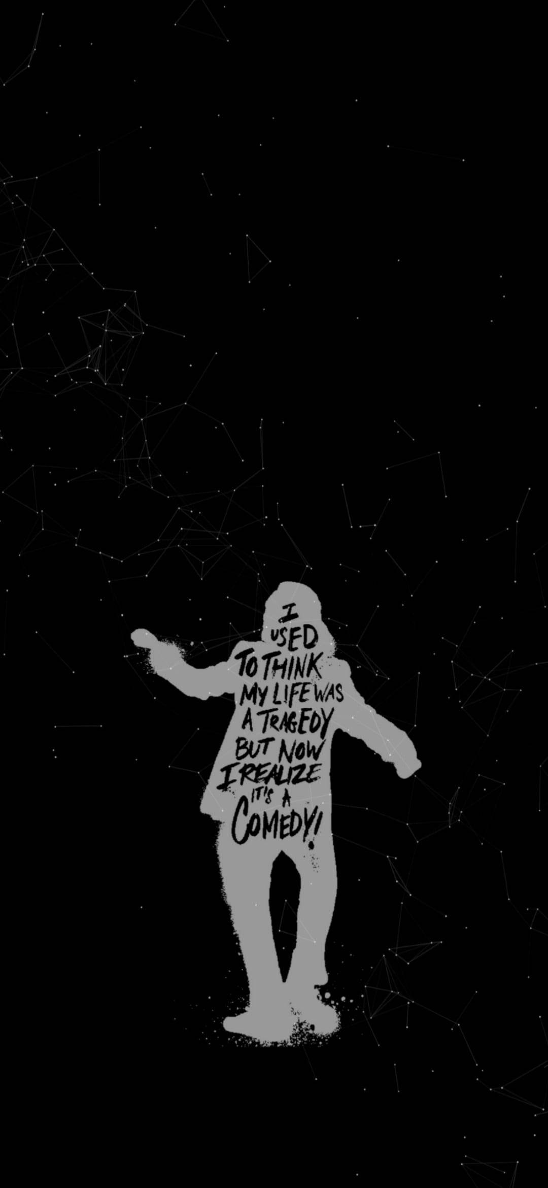 傷感語句：小丑剪影 壁紙 — 一個人的單色剪影，背景是星空夜空，帶有星座線和文字「我曾以為我的生活是一場悲劇，但現在我意識到它是一場喜劇」。