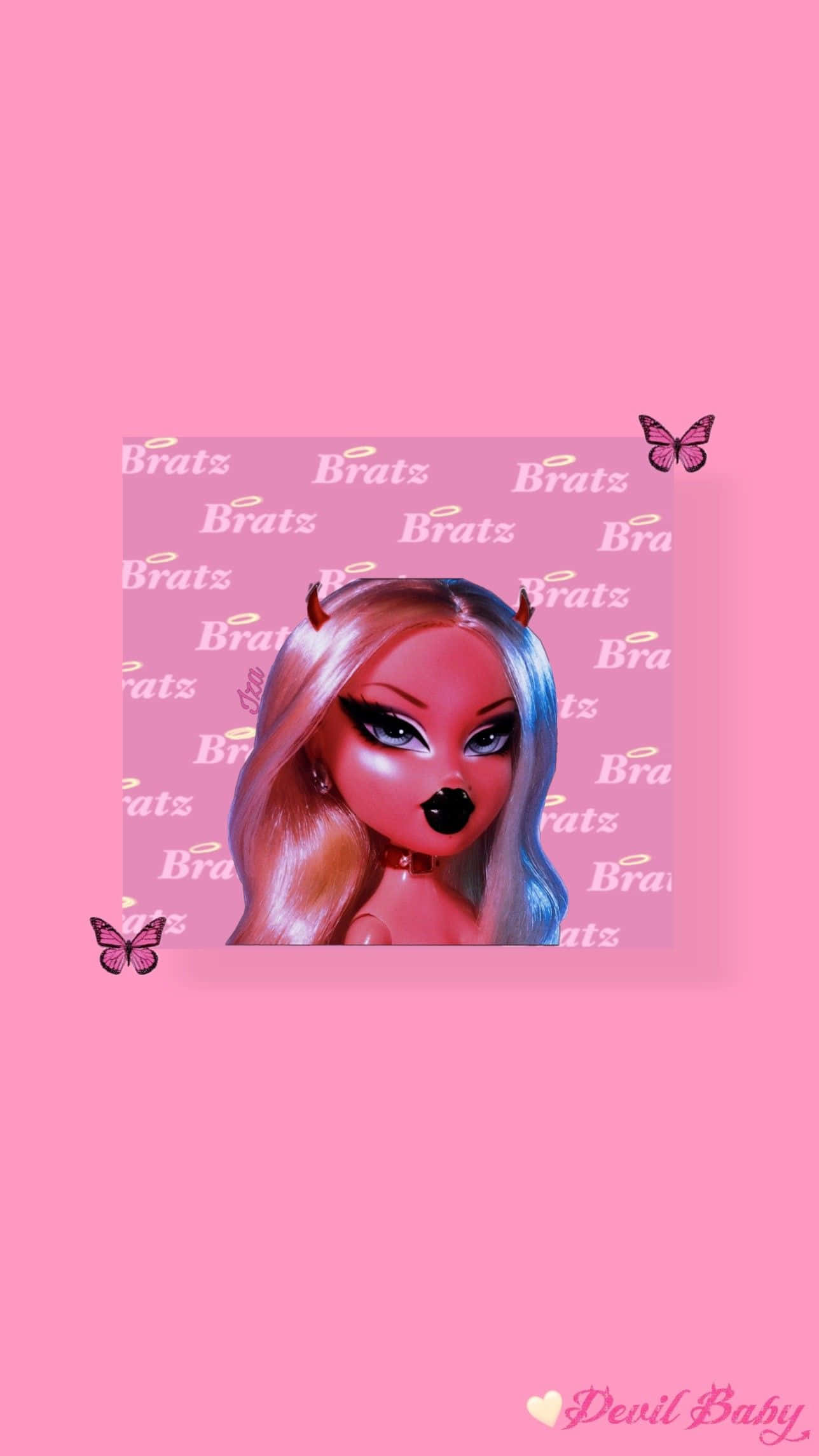 像#Baddie一樣，全天候美豔霸氣！ 壁紙 — 一個粉紅色 Bratz 公仔，有魔鬼角和黑色嘴唇，位於重複的 Bratz 標誌背景上，帶有蝴蝶。