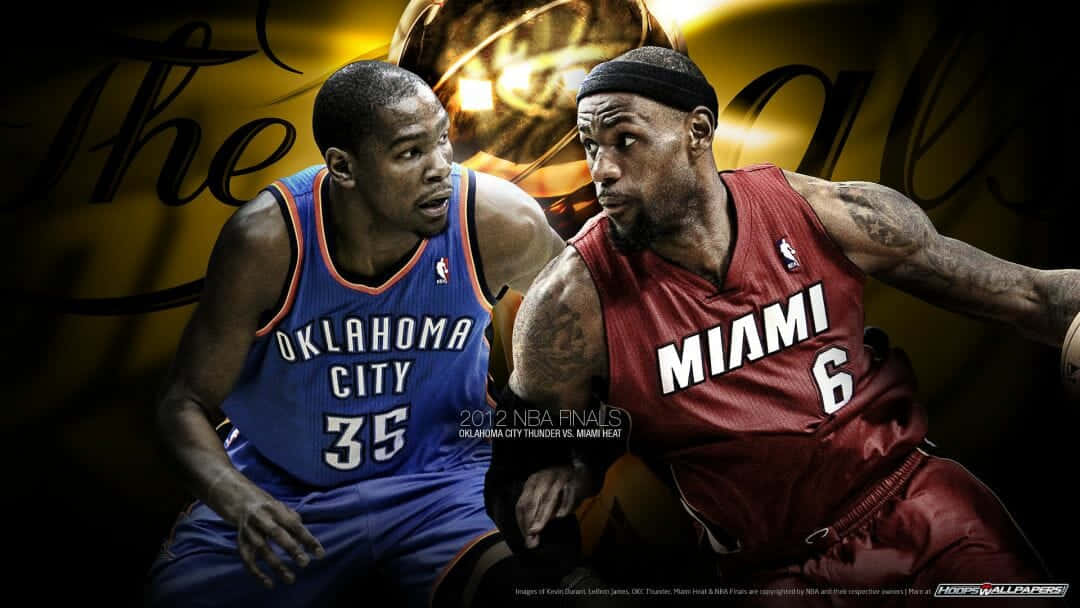 像NBA球星一樣準備好打球吧！ 壁紙 — 兩名身穿藍色和紅色球衣的激烈NBA球員在2012年總決賽中面對金色獎盃背景對峙。