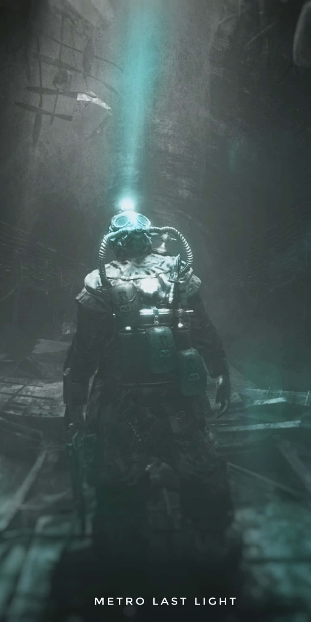 像素 3《地鐵 2033》遊戲角色隧道背景 - 放大視角 壁紙 — 一位孤獨的潛水員穿著笨重的潛水服，戴著明亮的頭燈，探索著被詭異綠光照亮的黑暗水下廢墟。