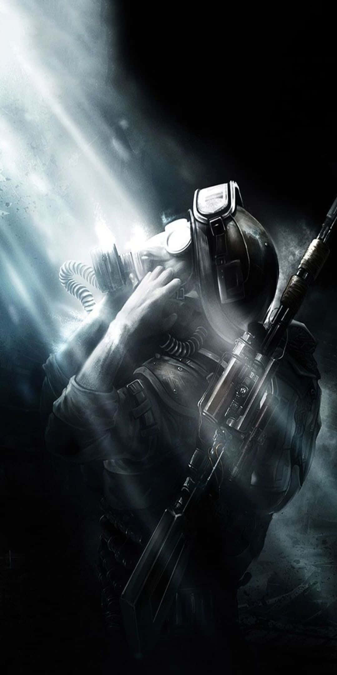 像素 3《地鐵 2033》遊戲角色側影黑白背景 壁紙 — 一名戴著防毒面具和戰術裝備的士兵站在黑暗、霧氣瀰漫的環境中，背後有戲劇性的背光。