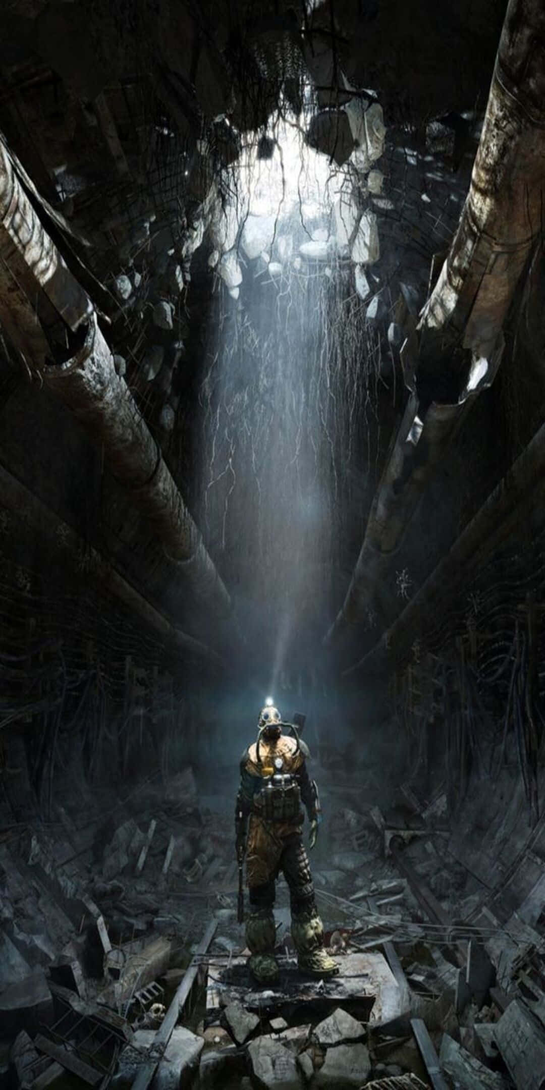 像素 3《地鐵 2033》遊戲角色地下隧道背景 壁紙 — 一個孤獨的裝甲人物站在廢棄的工業洞穴中，仰望上方，光線穿過破碎的天花板照射下來。