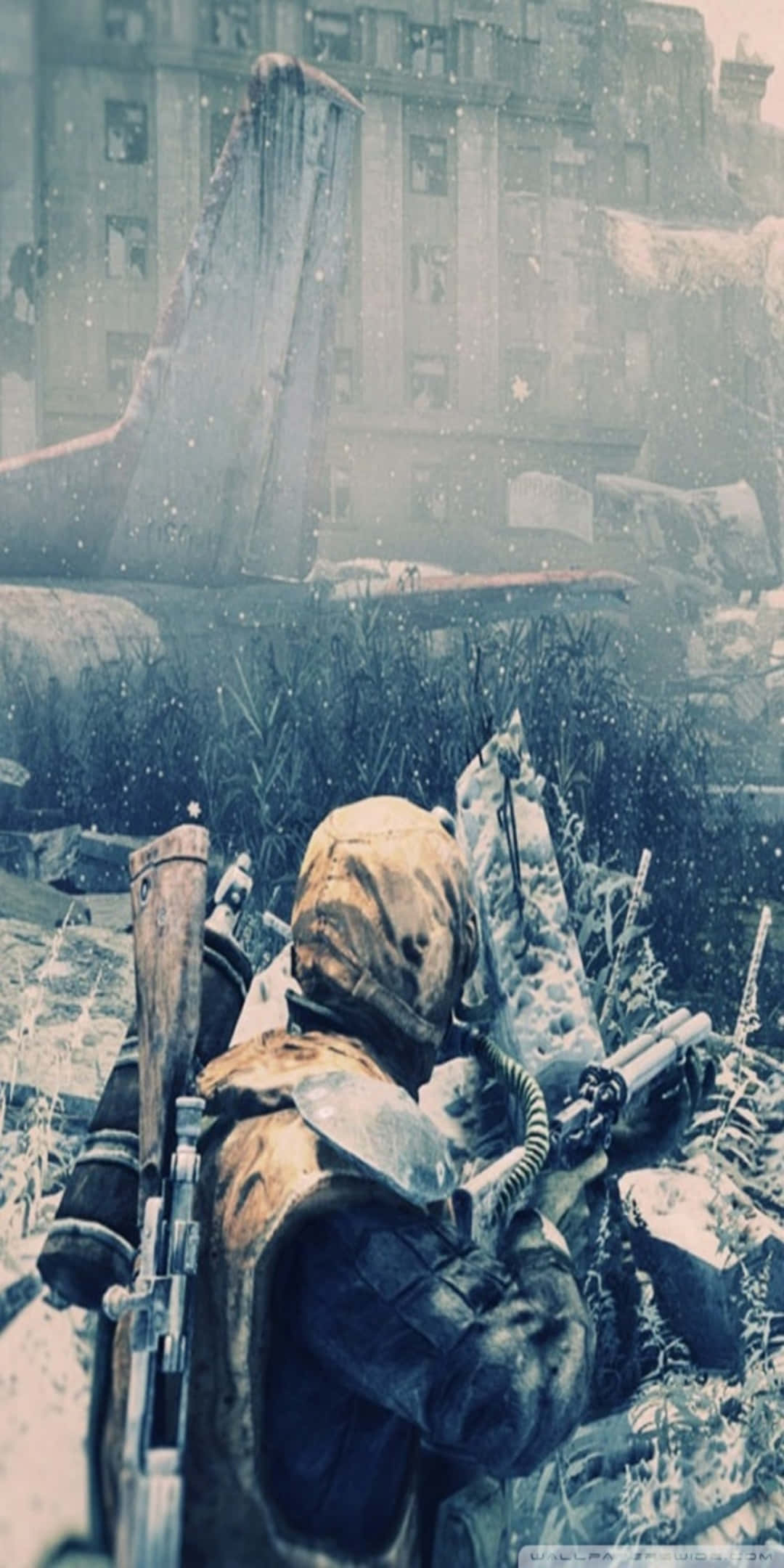 像素 3《地鐵 2033》遊戲角色阿爾捷莫夫戰場背景 壁紙 — 一名穿著冬季裝備的士兵蹲在積雪覆蓋的廢墟中，手持步槍，背景是一座受損的建築物。