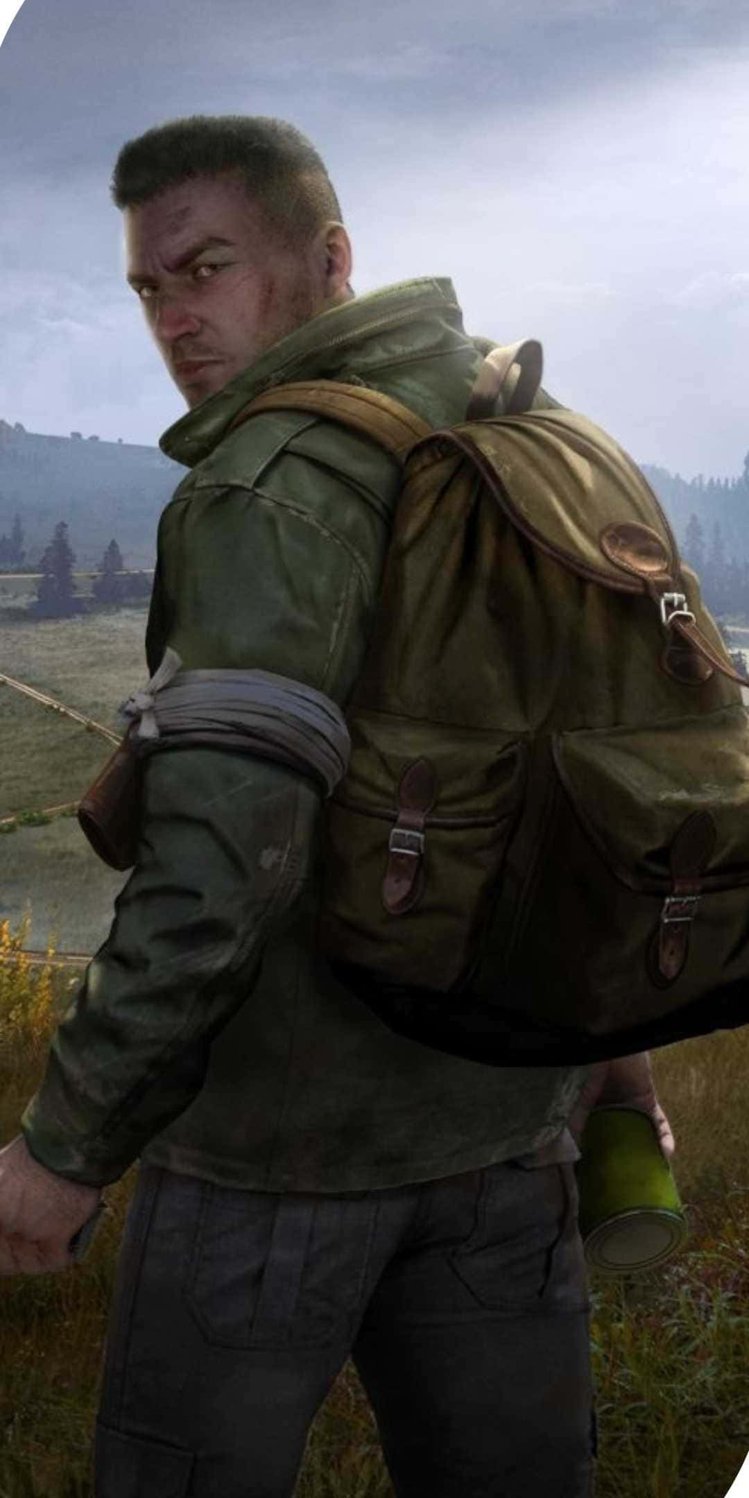 像素3《DayZ Epoch Mod》轉頭背景 壁紙 — 一個粗獷的男人背著背包和步槍，站在霧氣瀰漫的田野中，專注地回頭凝視。