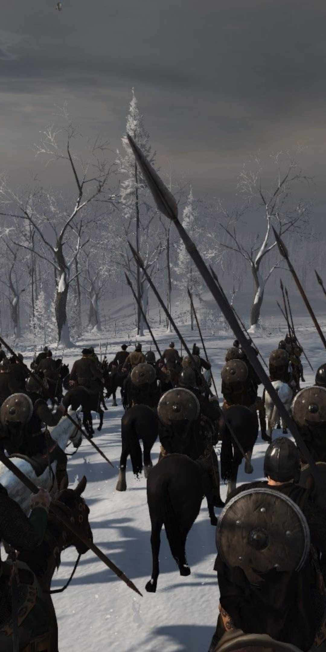 像素3《全面戰爭：阿提拉》冬季騎兵背景 壁紙 — 中世紀騎兵在灰色冬日天空下，高舉長矛衝過雪地森林。