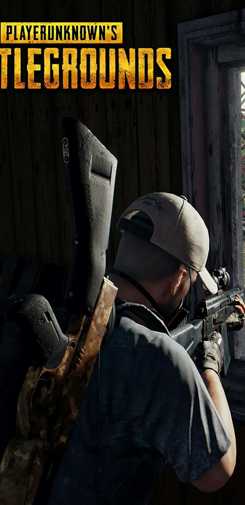 士兵在PUBG遊戲場景中從窗戶瞄準步槍