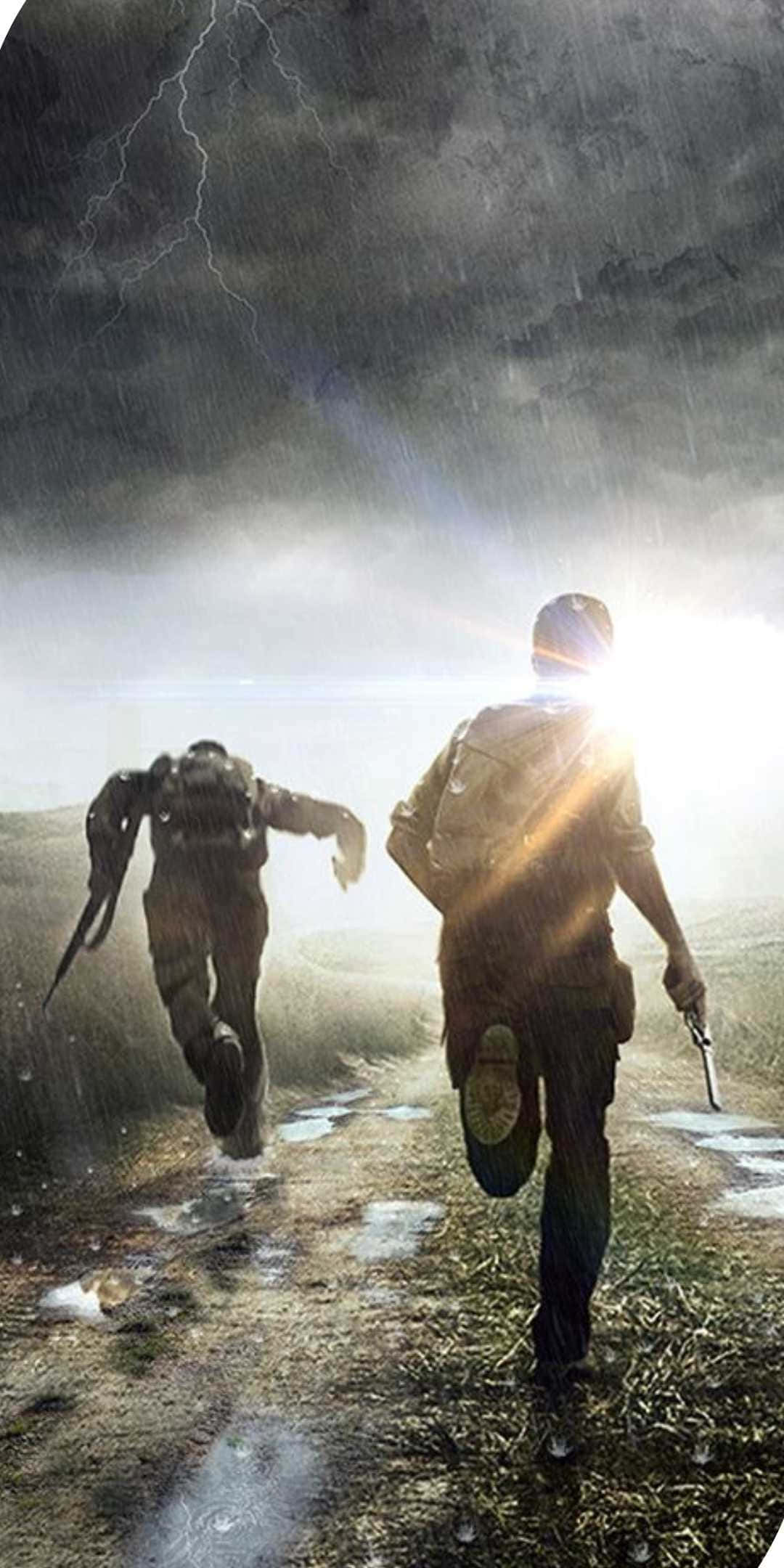 像素3螢幕上的《DayZ Epoch Mod》沉浸式畫面 壁紙 — 兩個武裝人物在暴風雨的天空下奔跑在雨水浸透的田野上，閃電照亮了他們的道路。