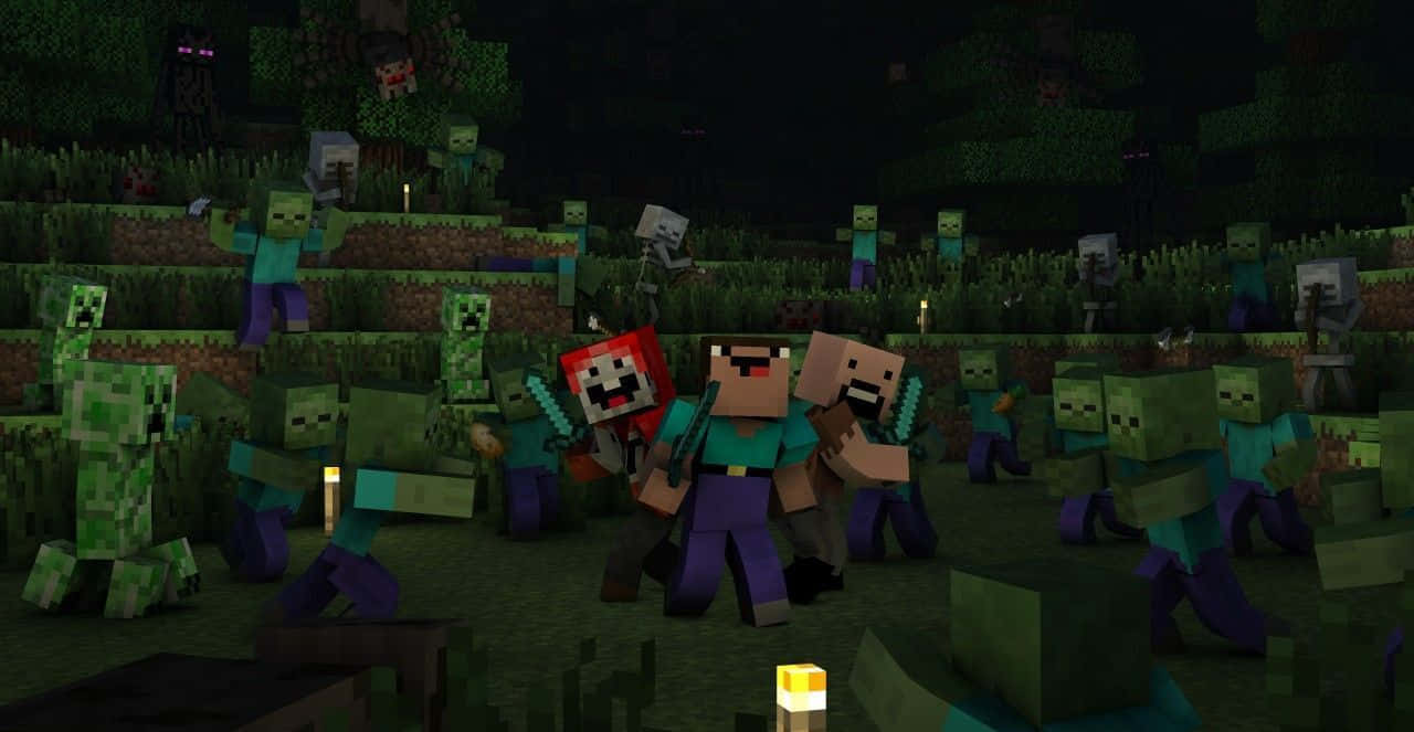 Minecraft Zombie 桌布 壁紙 — 像素化的Minecraft玩家與喪屍在黑暗的草地生物群落中，在閃爍的火把光下交戰。