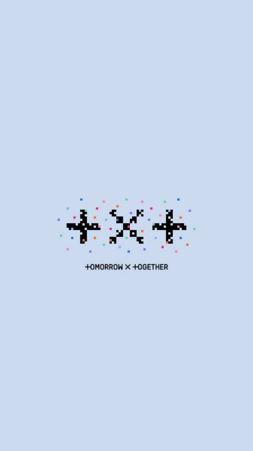 Tomorrow X Together Minisode1 Logo 壁紙 — 像素化的黑色星形符號帶有彩色圓點，漂浮在柔和的藍色背景上，下方有樂隊名稱文字。