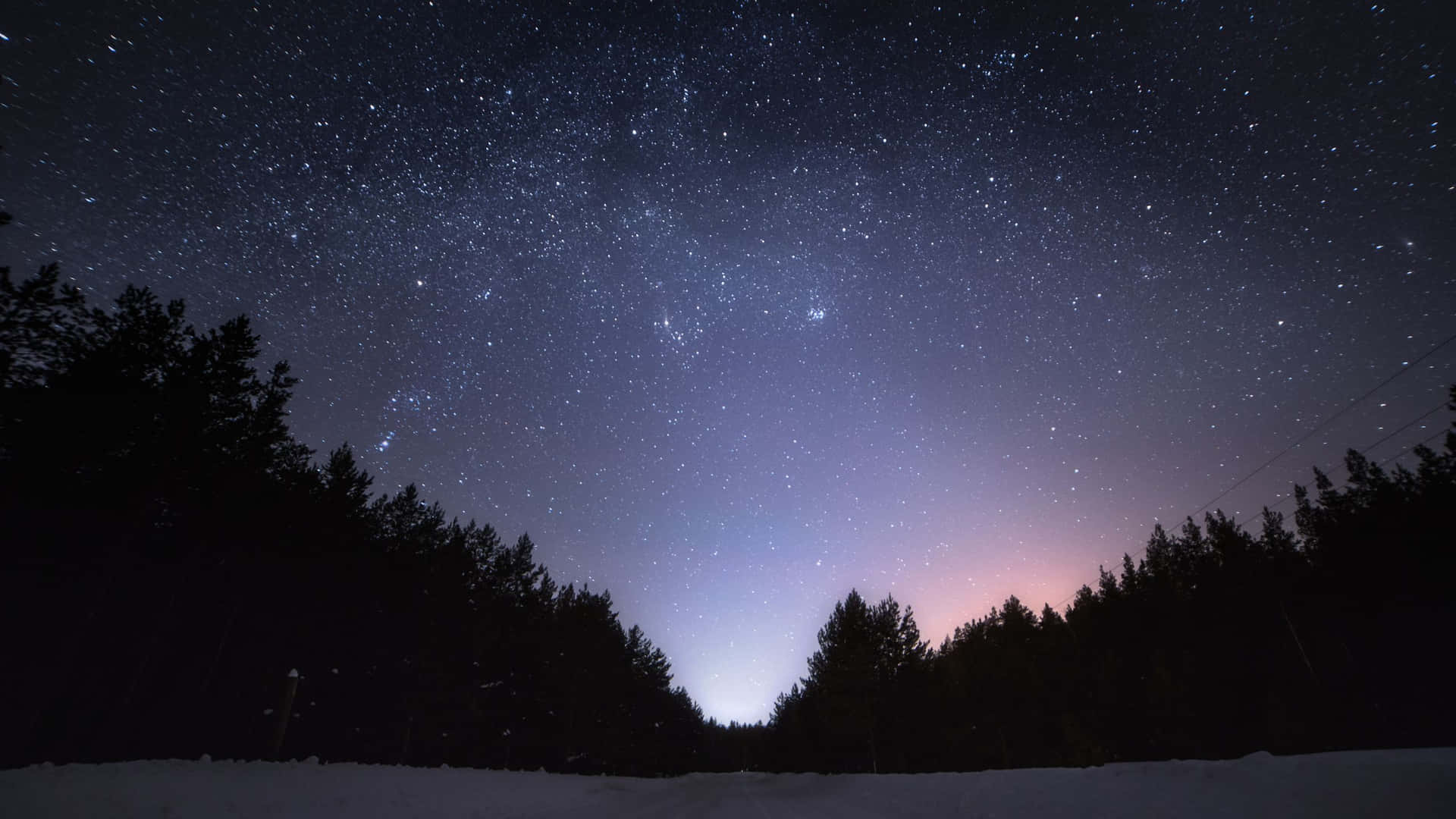 星空下帶有極光輝映的雪地森林