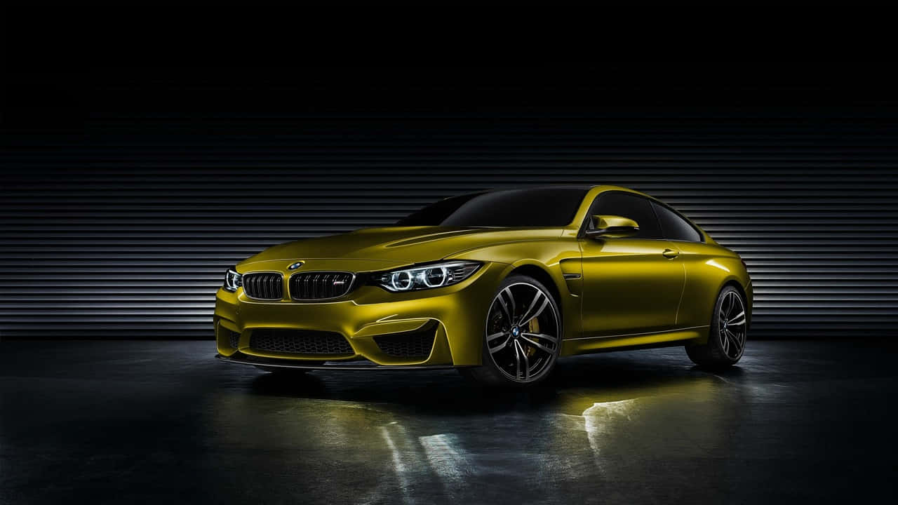 優雅BMW的無限魅力 壁紙 — 一輛閃亮的金色BMW M4轎跑車在帶有反射地板的深色條紋工作室牆壁前被戲劇性地照亮。