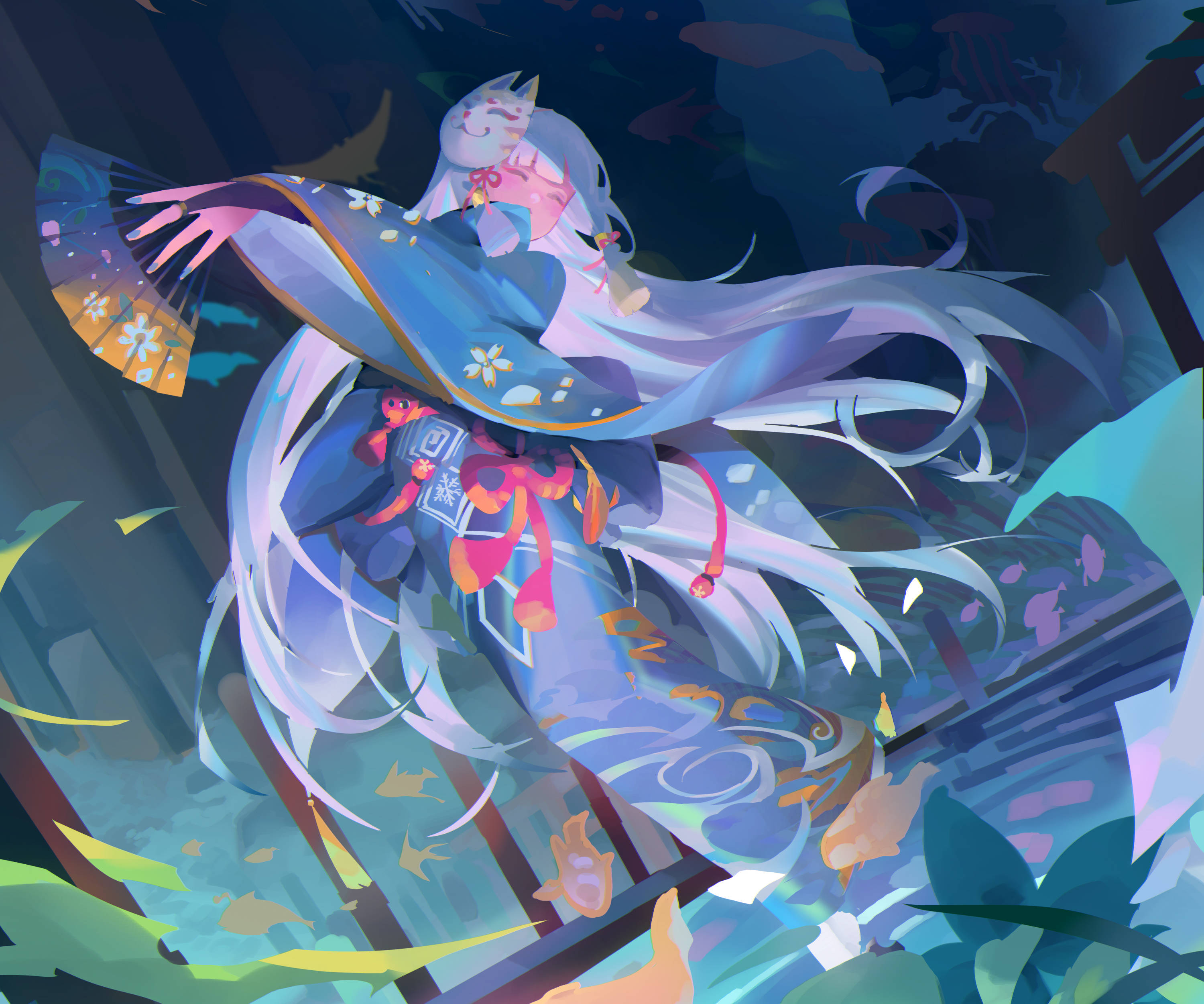 遊戲 桌布 壁紙 — 優雅嘅動畫狐狸精靈喺飄逸藍色長袍中，喺神秘暮色森林中閃爍嘅櫻花同漂浮嘅燈籠之間跳舞。