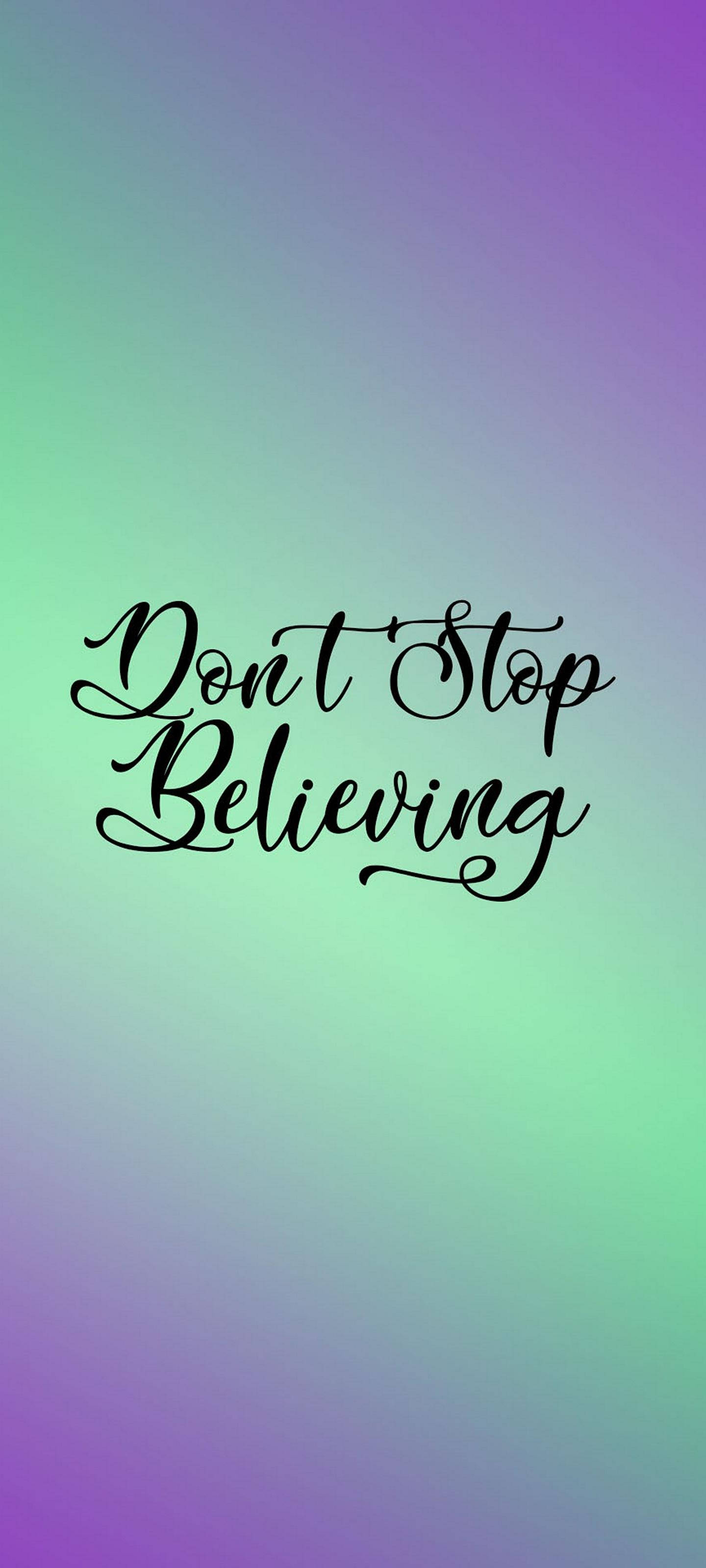 激勵 桌布 壁紙 — 優雅嘅草書文字寫住「Don't Stop Believing」，背景係柔和嘅青綠色、紫色同綠色漸變。