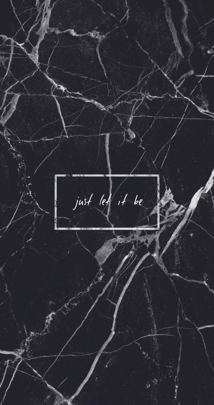 Aesthetic Grunge Phone 桌布 壁紙 — 優雅嘅黑色大理石帶有白色紋理，喺一個簡約嘅白色方框中顯示just let it be呢句句子。