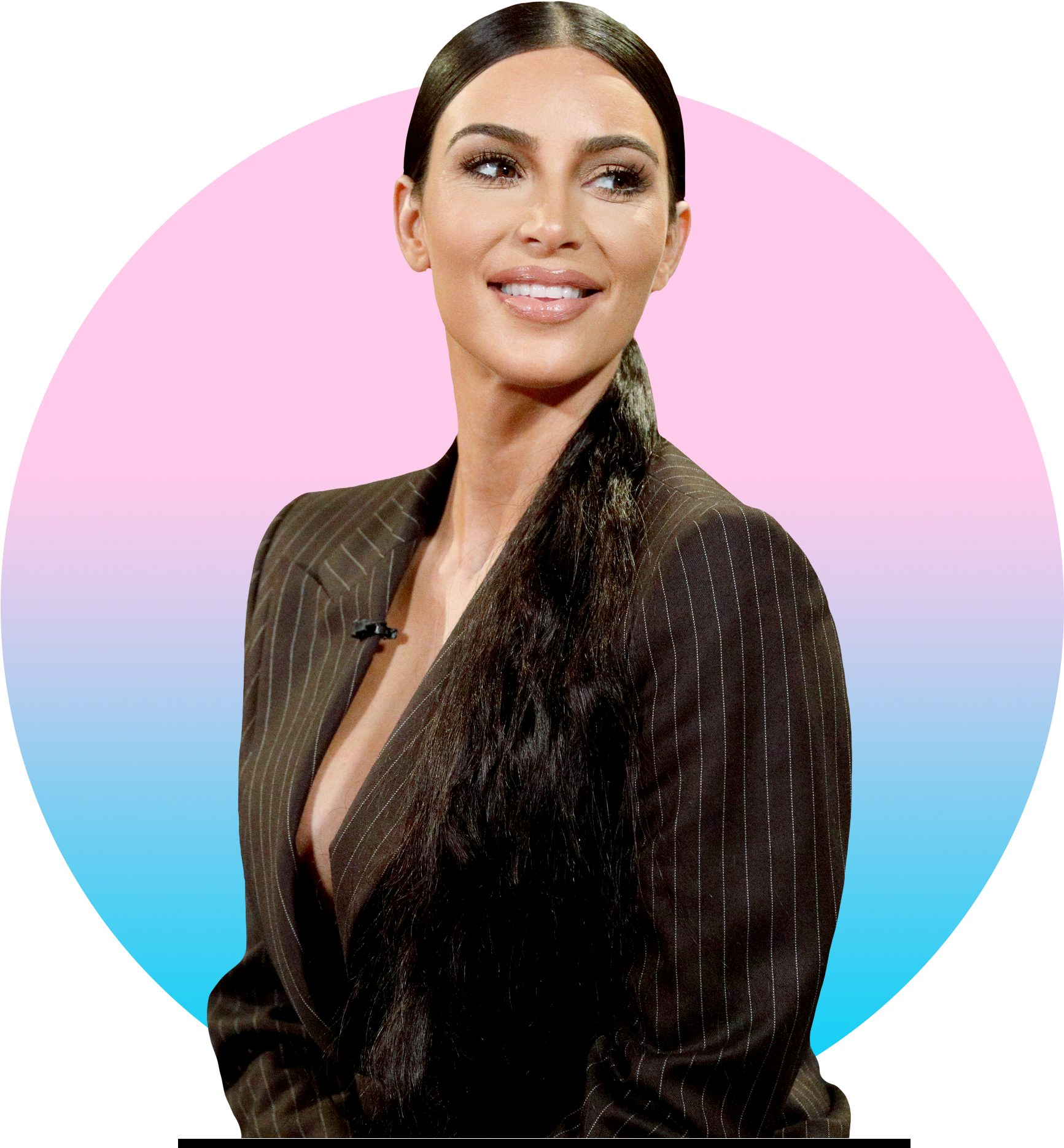 優雅女商人肖像 壁紙 — Kim Kardashian 身穿細條紋西裝外套，在柔和的粉紅色和藍色圓形漸變背景前自信地微笑。