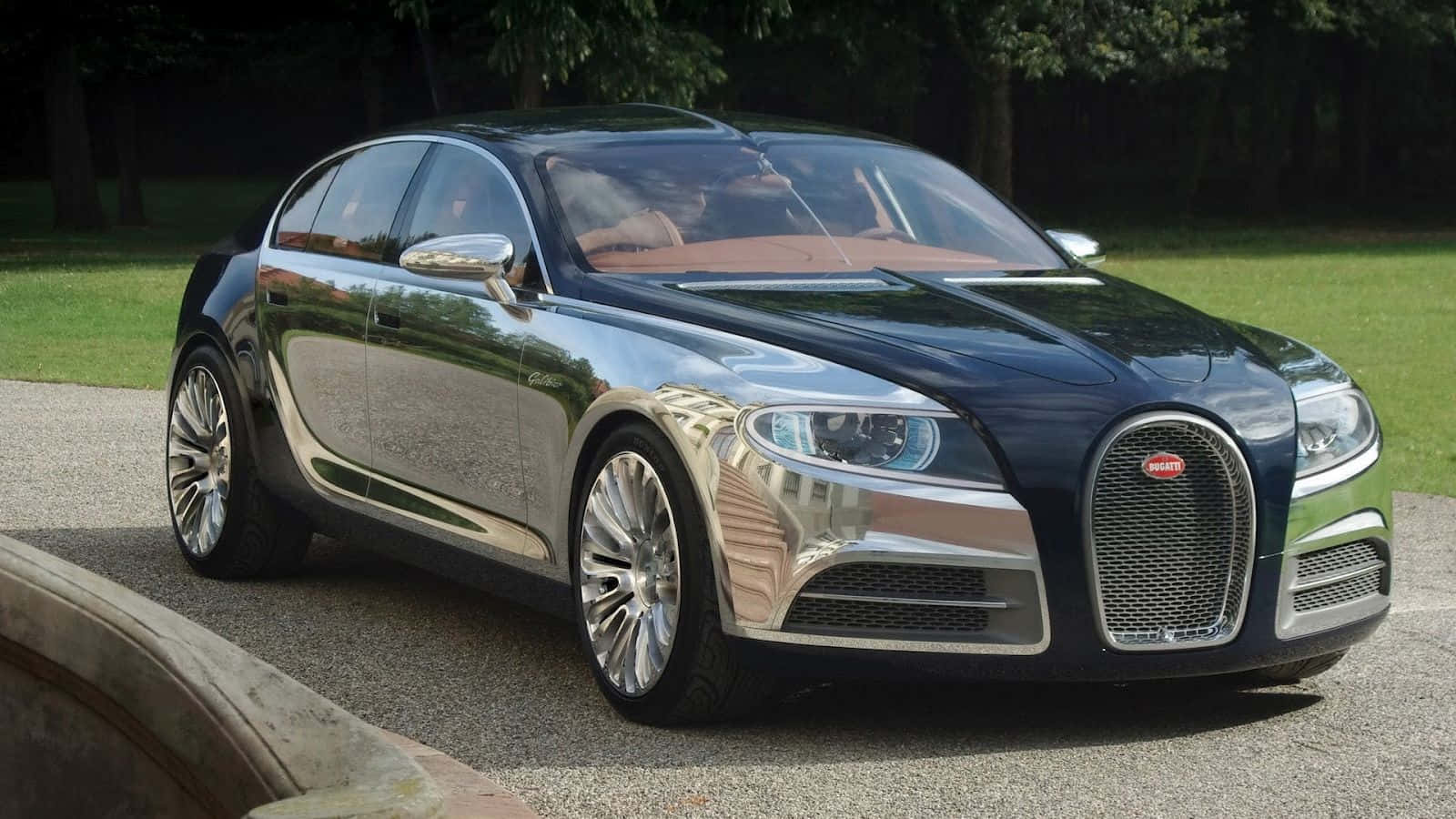 優雅布加迪車款最佳汽車背景 壁紙 — 一輛時尚的深藍色Bugatti，帶有鍍鉻裝飾，停在碎石路上，旁邊有綠草和樹木。
