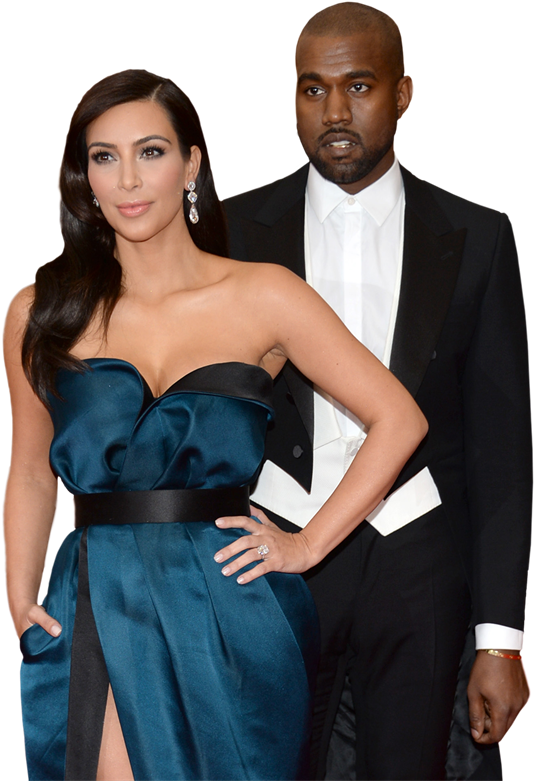 優雅情侶活動服裝 壁紙 — Kim Kardashian 身穿青綠色緞面長裙，Kanye West 身穿黑色燕尾服，在黑色背景前自信地擺姿勢。