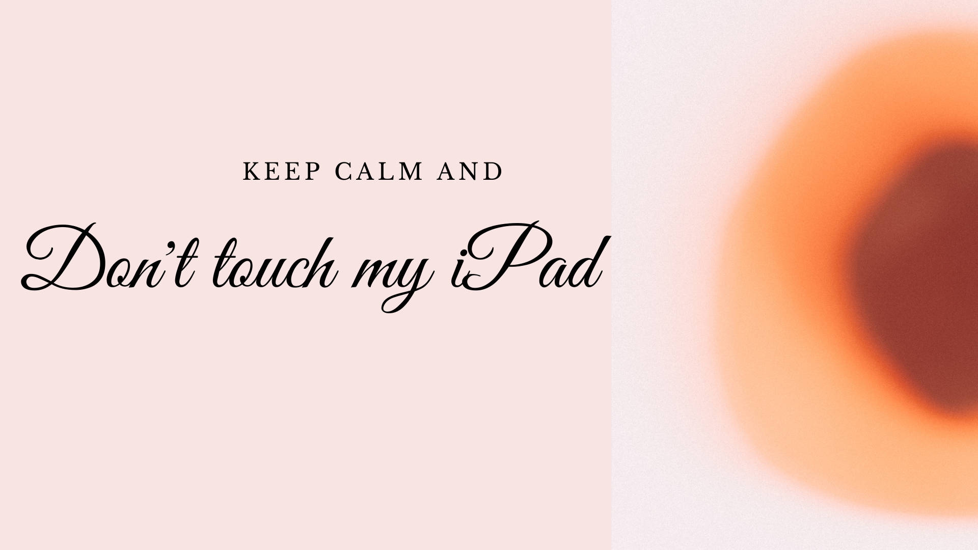 文字牆紙，寫有「KEEP CALM AND Don't touch my iPad」，背景為柔軟粉紅和橙色漸變。
