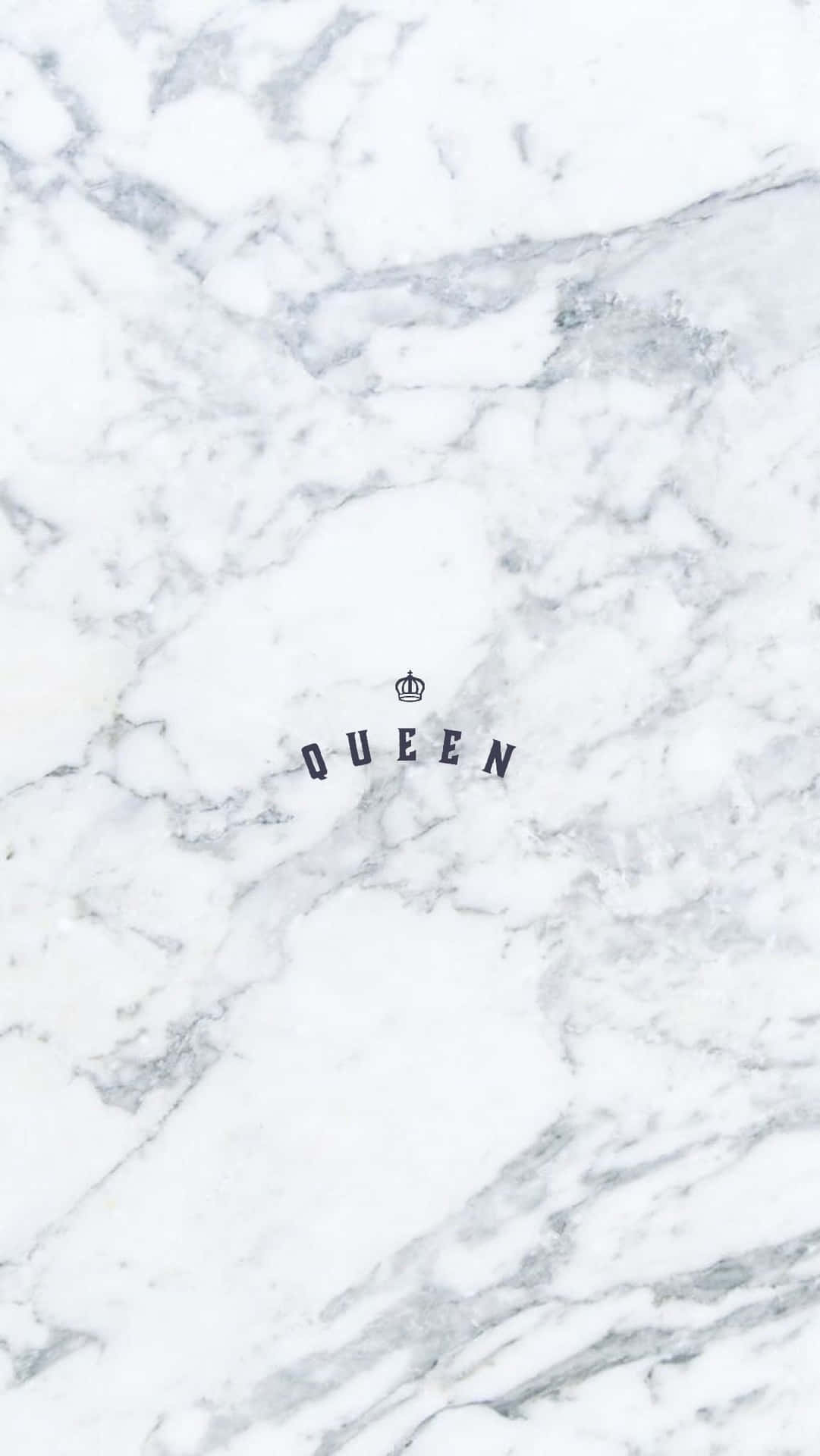 白色大理石紋理，帶有灰色紋理和帶皇冠的queen一字。