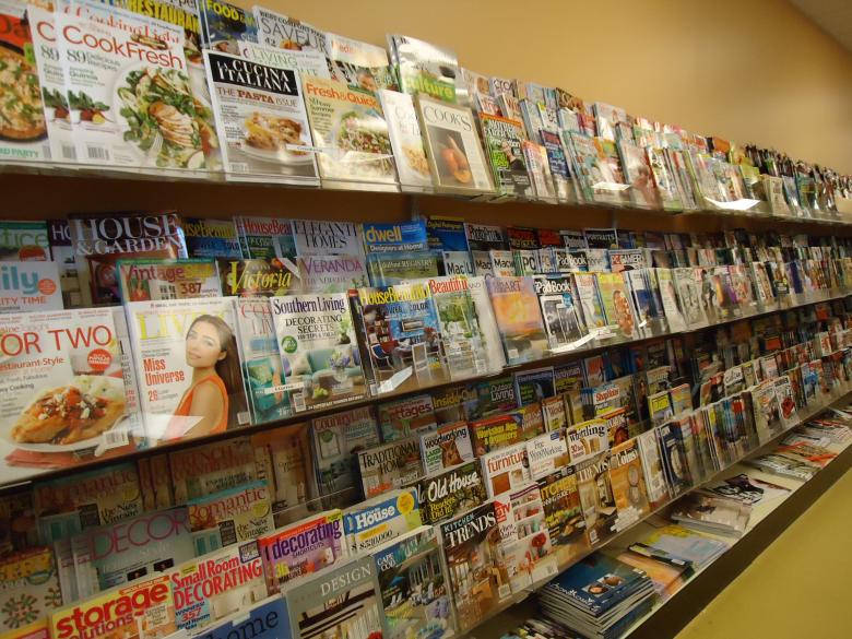 書店或報攤書架上的雜誌行列。
