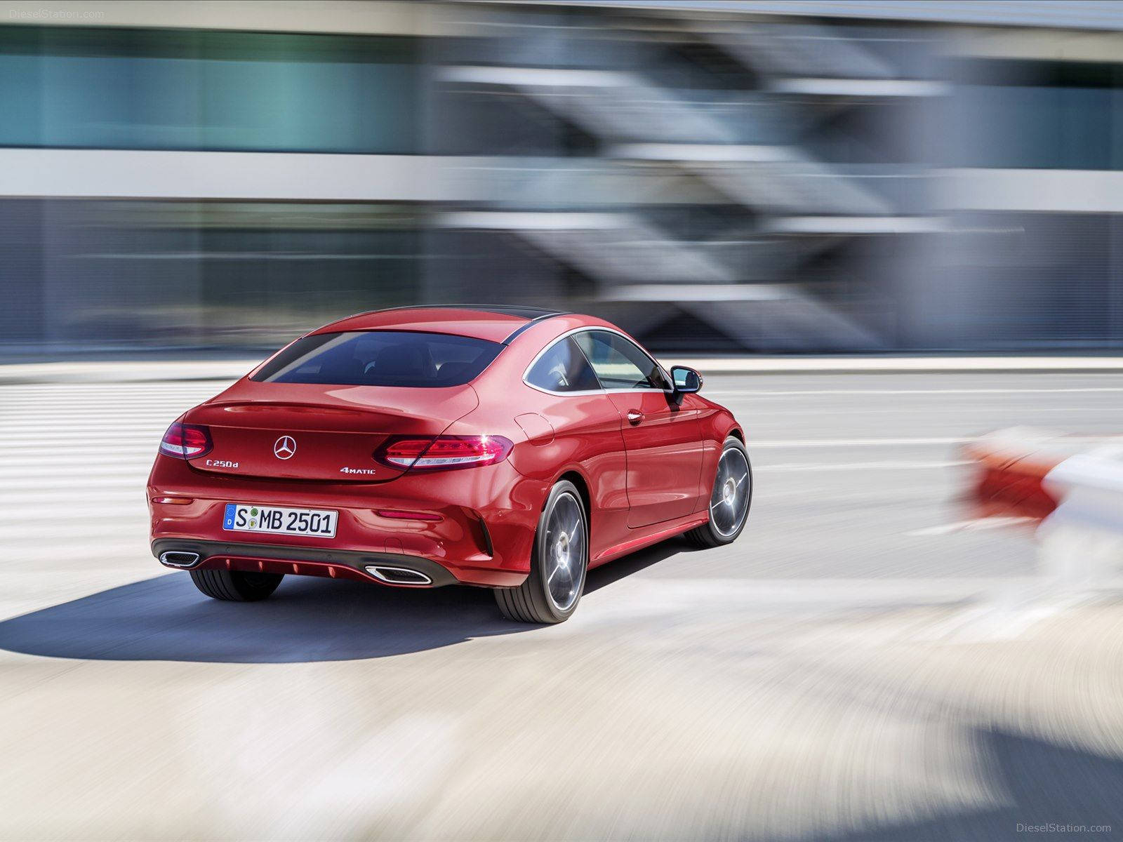 紅色Mercedes-AMG C 43 Coupe在城市道路上疾馳，帶有動態模糊效果。