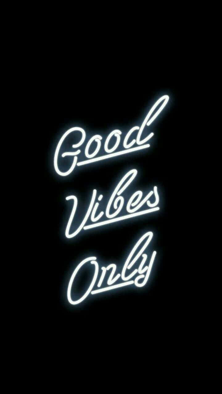 優雅氛圍背景 壁紙 — 白色發光霓虹燈牌上寫著「Good Vibes Only」，背景為純黑色。
