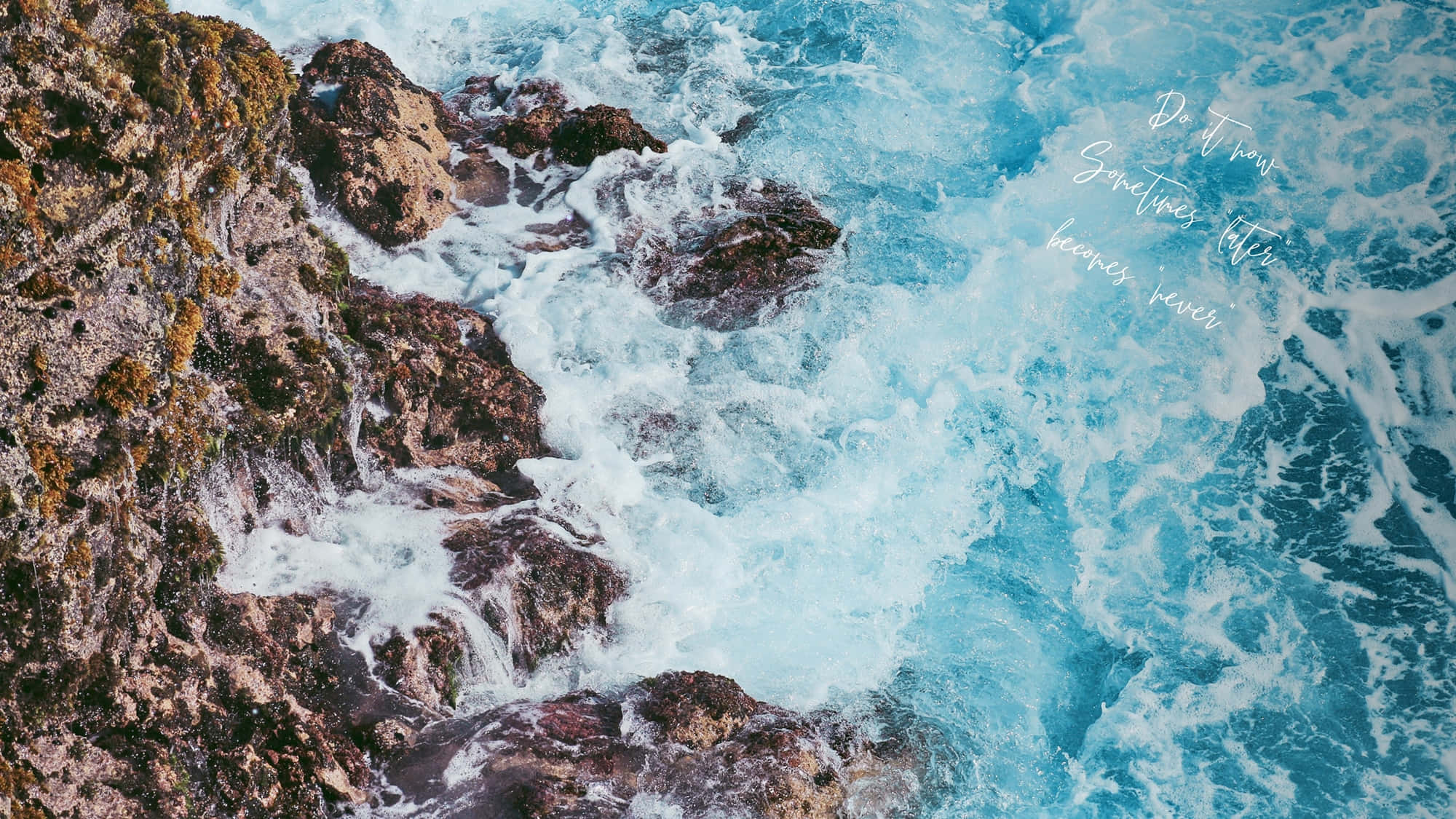 優雅海岸波浪 壁紙 — 強烈的藍綠色海浪拍打崎嶇長滿苔蘚的懸崖，形成動態的海岸場景。