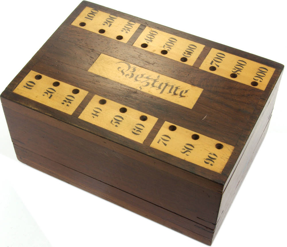 復古木製遊戲盒，帶有分數槽和「Bester」刻字。