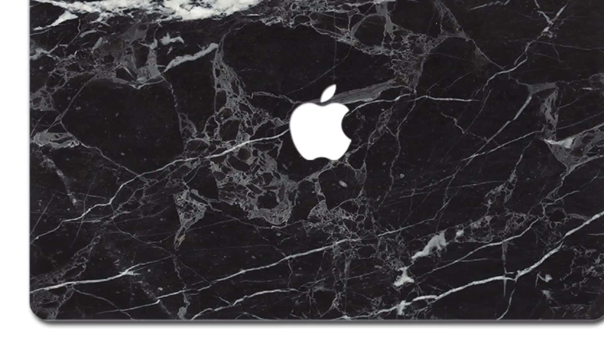 優雅灰大理石紋 壁紙 — 時尚的黑色大理石筆記本電腦蓋，帶有白色紋理和居中發光的Apple標誌。