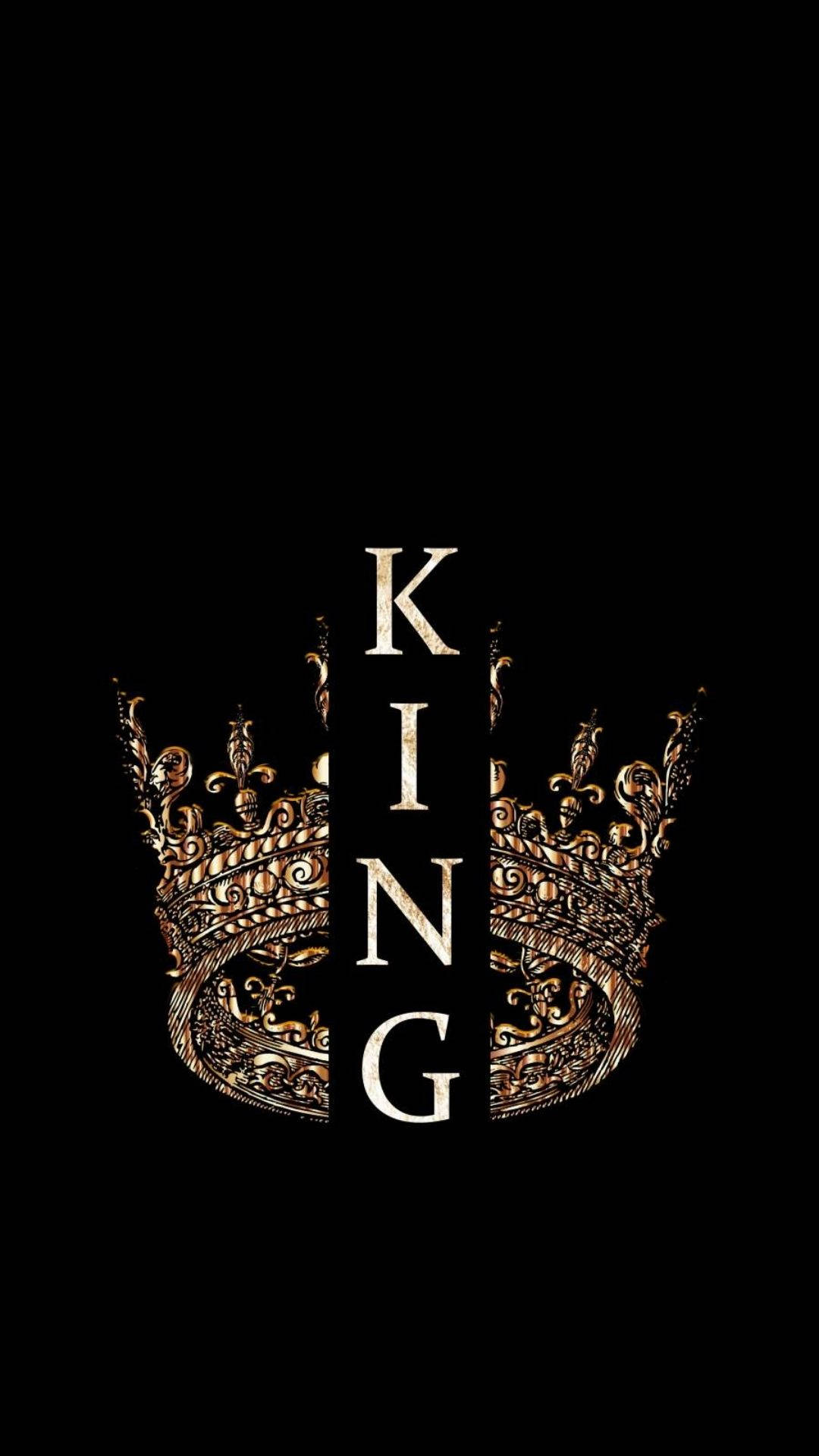 優雅王冠 壁紙 — 一個金色華麗的王冠框住了「KING」這個詞，以粗體白色字母呈現在純黑色背景上。