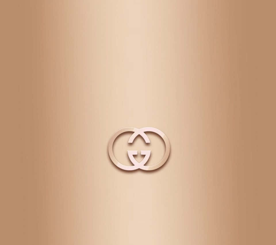 金色Gucci標誌在米色漸變背景上