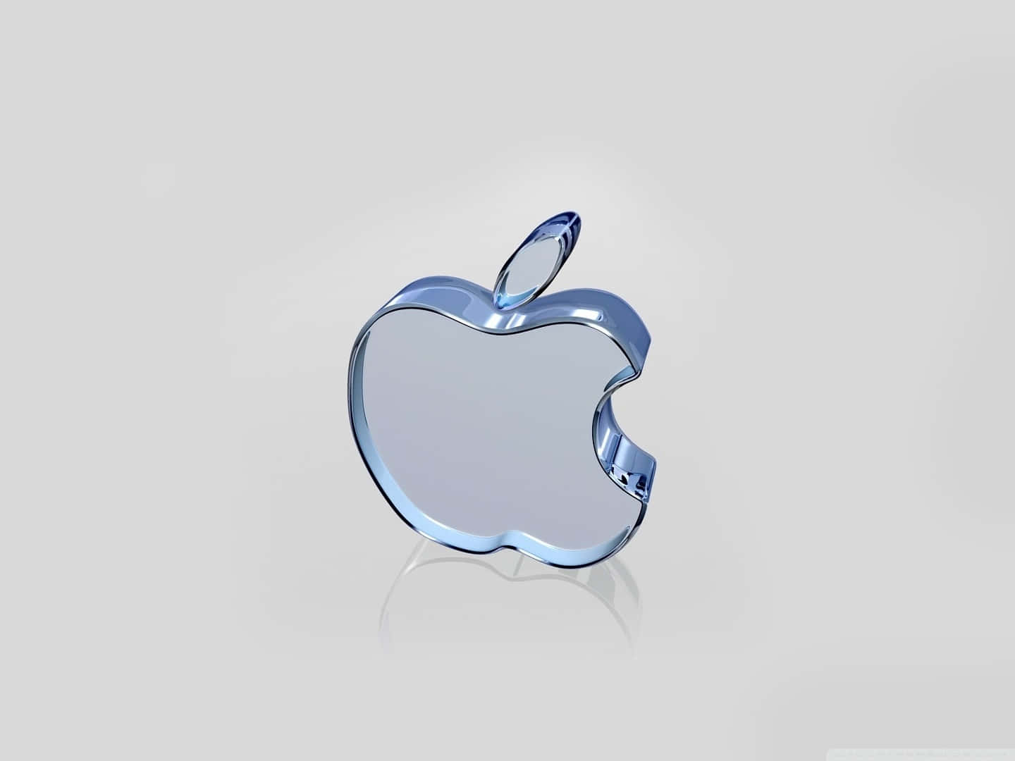 優雅玻璃建築設計 壁紙 — 一個帶有咬痕的時尚藍色金屬Apple標誌，居中放置在帶有柔和反射的純淺灰色背景上。