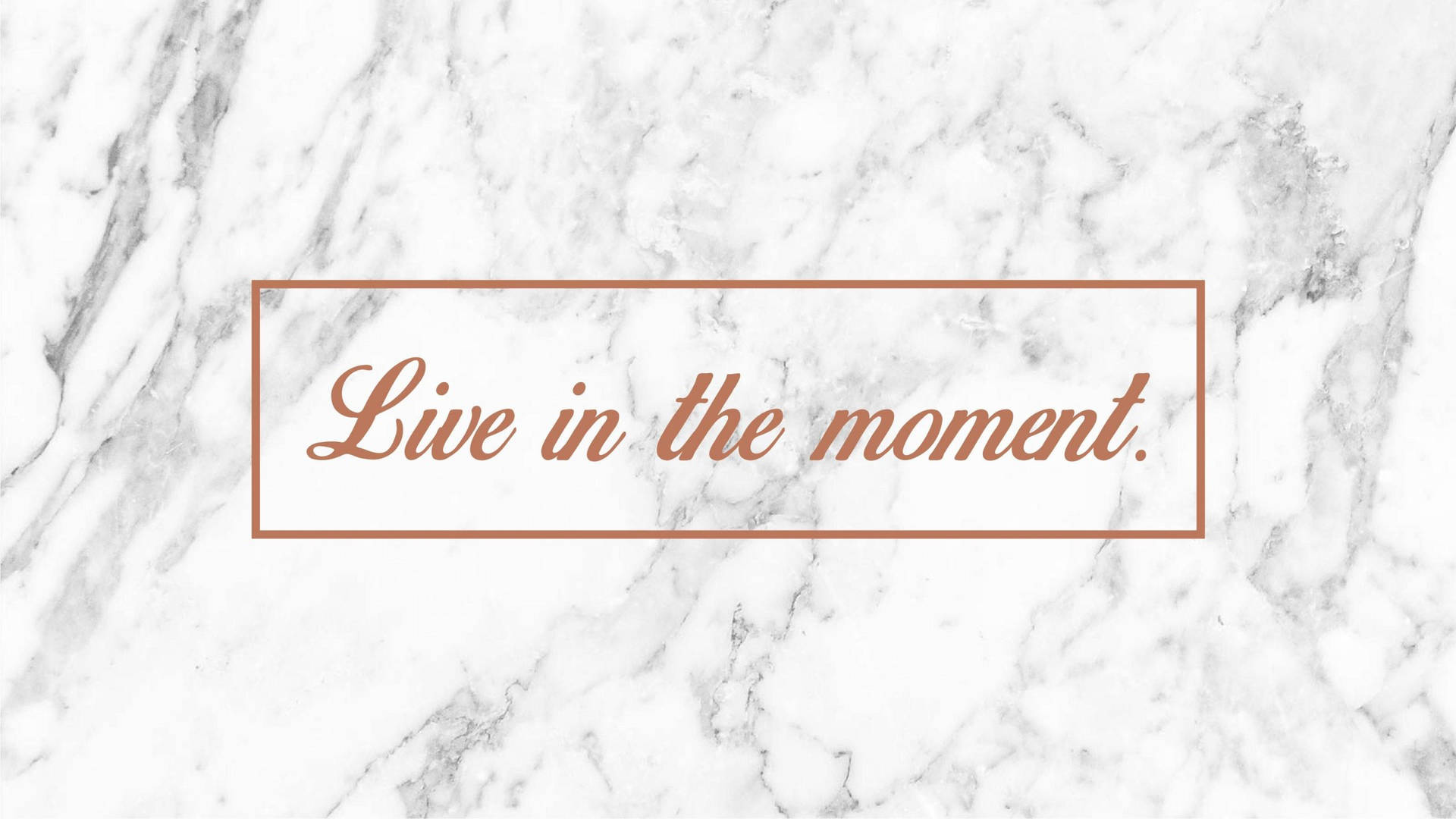 大理石背景，配以玫瑰金文字「live in the moment」。