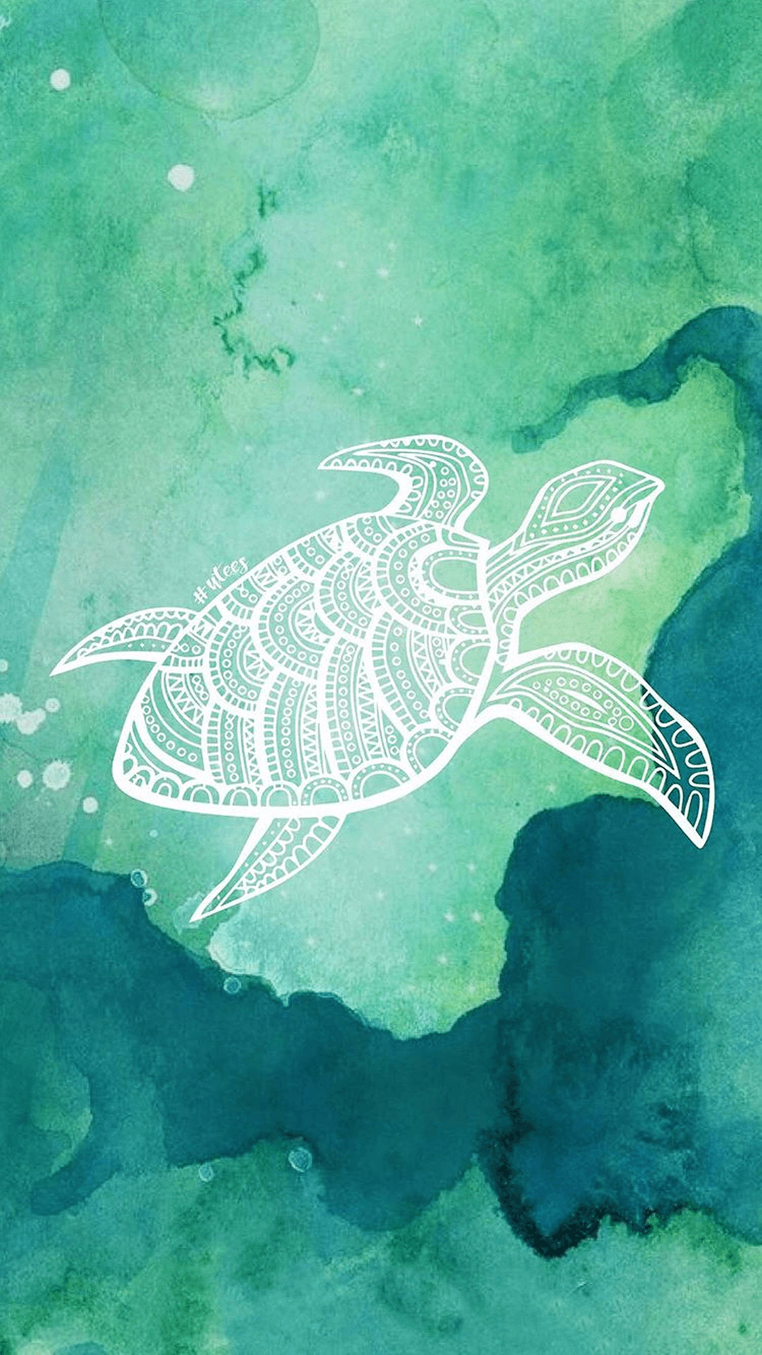 優雅白海龜插畫 壁紙 — 一隻白色精緻圖案的海龜在充滿活力的藍綠色和綠色水彩海洋中滑行，伴隨著漂浮的氣泡。