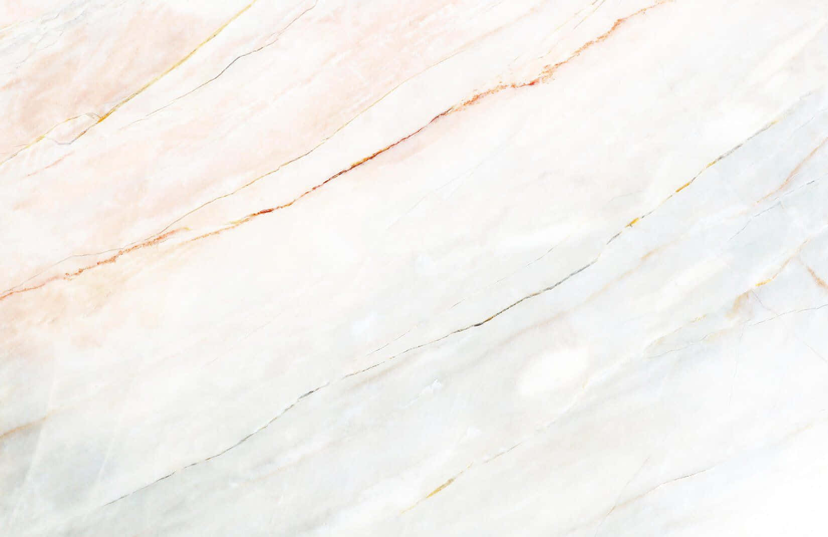Marble Pink 桌布 壁紙 — 優雅白色大理石的近距離特寫，帶有柔和的粉紅色和金色紋理，沿表面對角流動。
