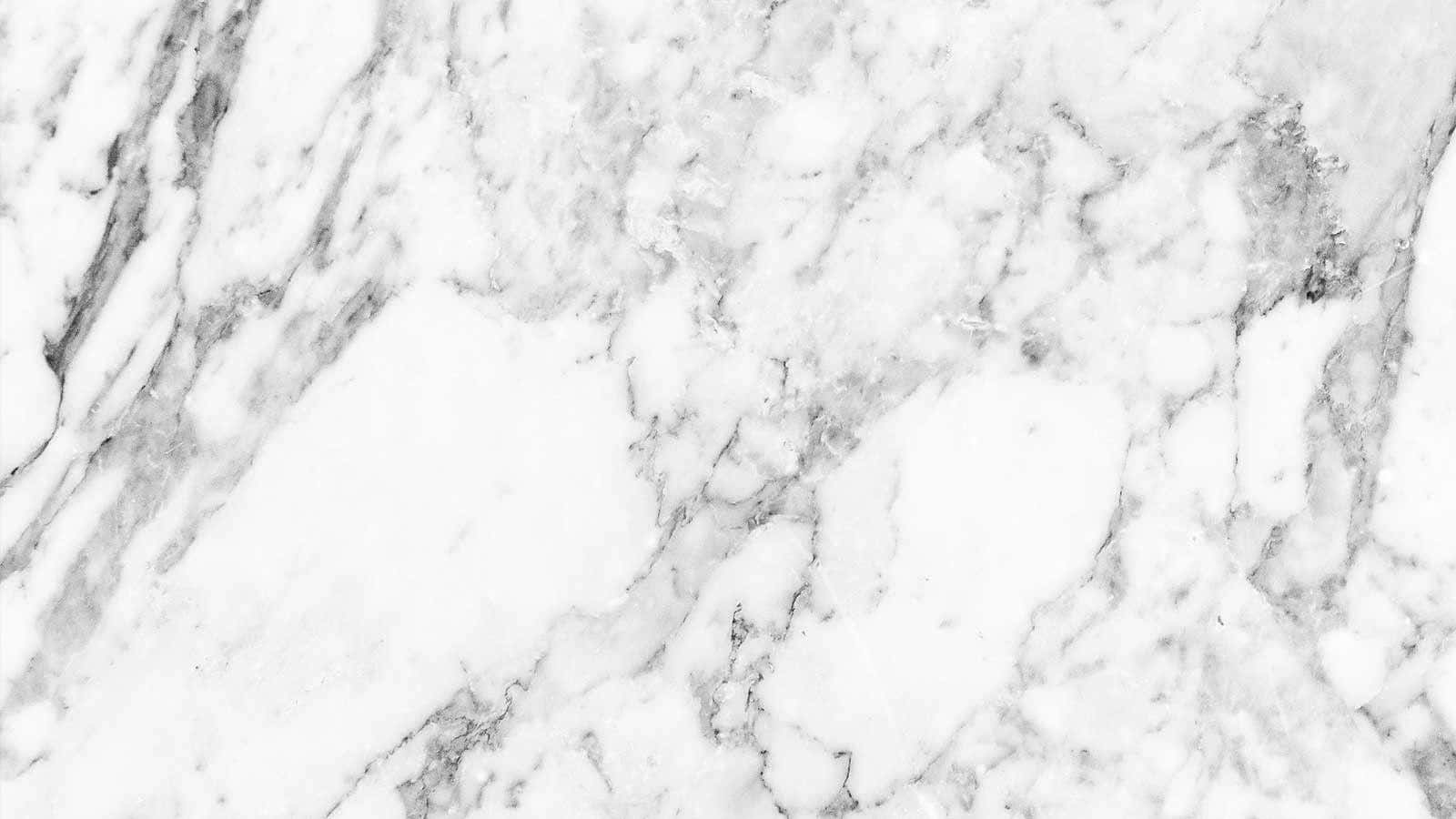 Aesthetic Marble 桌布 壁紙 — 優雅白色大理石的近距離特寫，帶有漩渦狀灰色紋理，營造出奢華的天然石材質感。