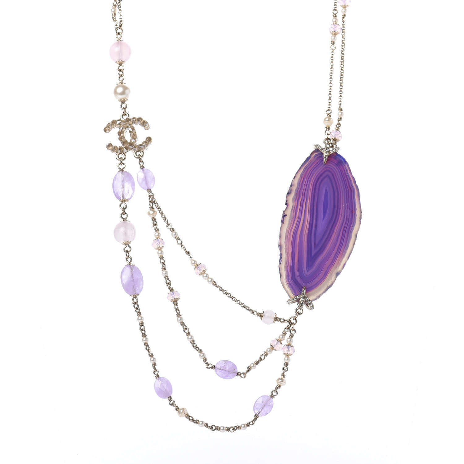 Purple Jewelry 桌布 壁紙 — 優雅的 Chanel 項鍊，搭配分層鏈條、紫色瑪瑙吊墜和粉紅色珍珠，背景為白色。