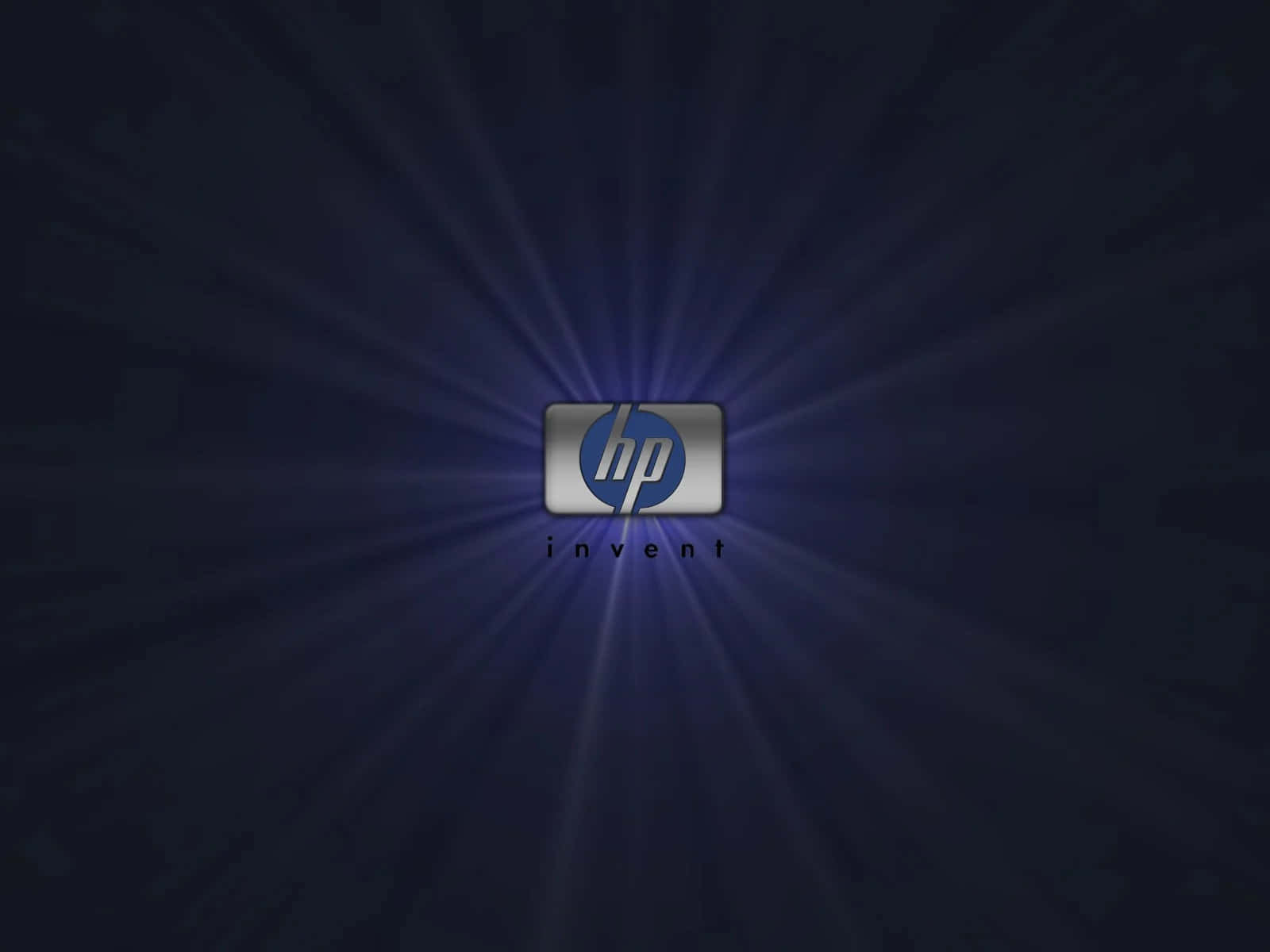 HP 標誌帶有藍色光線和 invent 字樣，深色背景