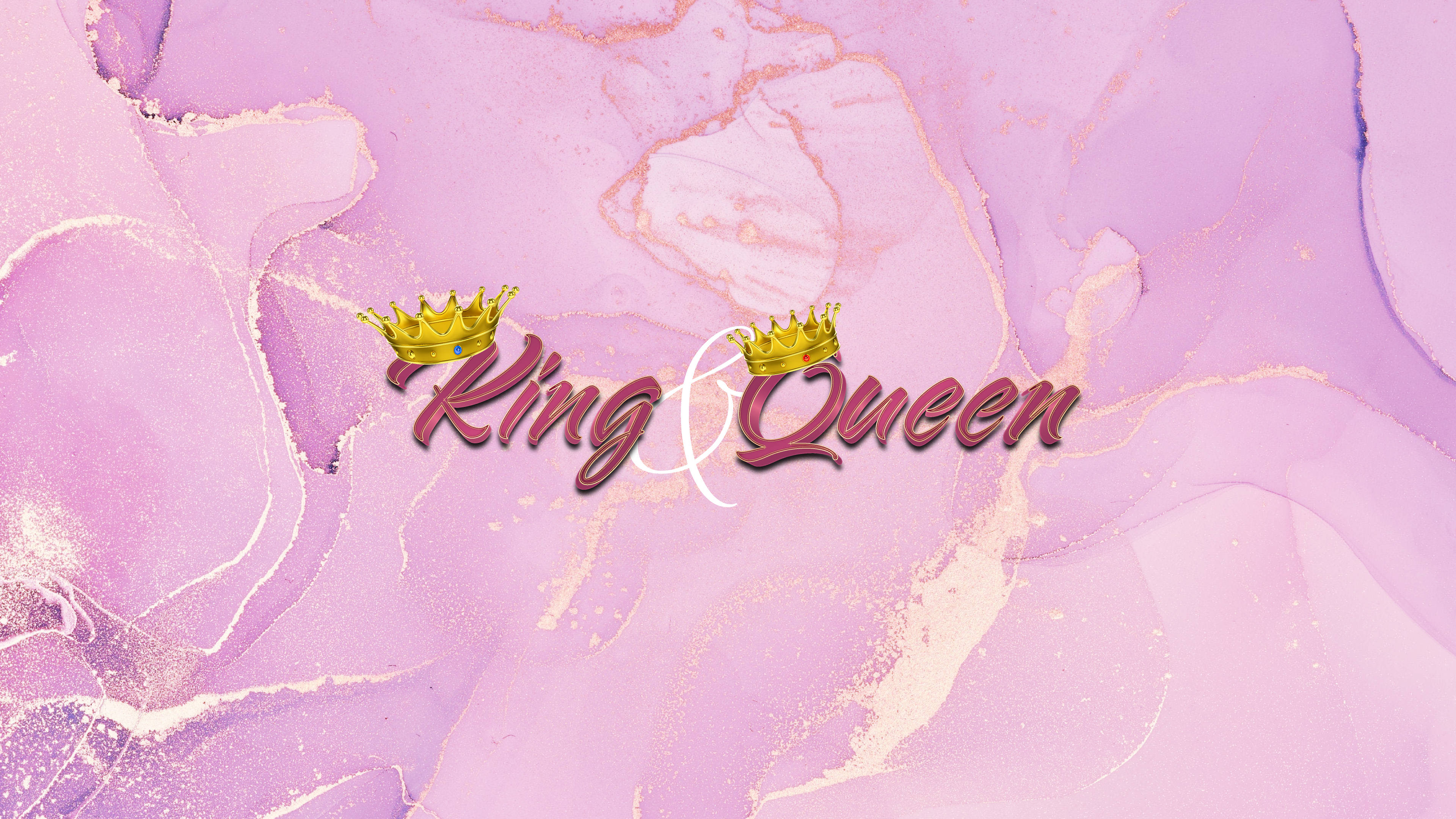 女王 桌布 壁紙 — 優雅的「King & Queen」文字，配以金色皇冠，置於流動的薰衣草色和金色大理石背景上。
