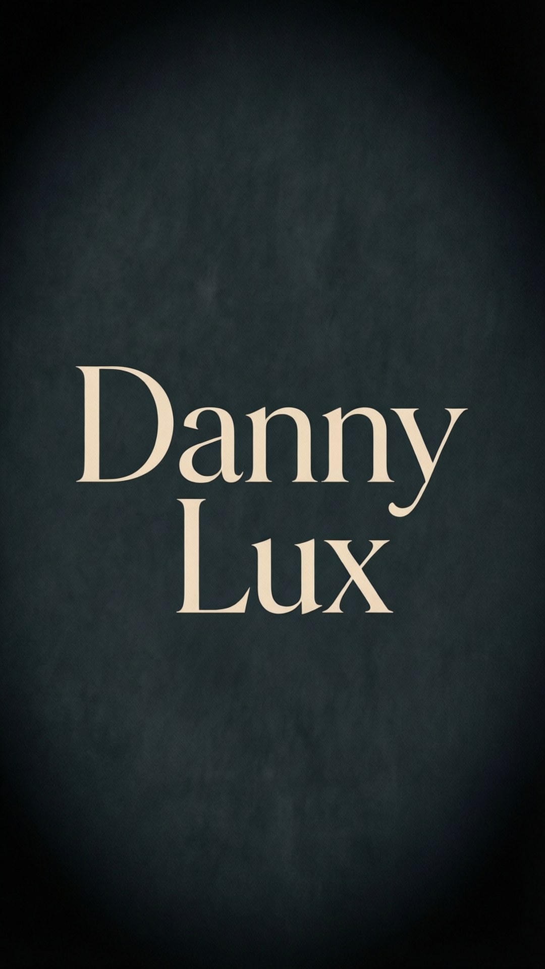 文字在紋理深青色背景上以奶油色襯線字體顯示 Danny Lux。
