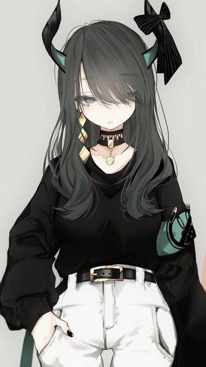 有黑色角和蝴蝶結的動漫女孩，穿著黑色上衣和白色褲子。