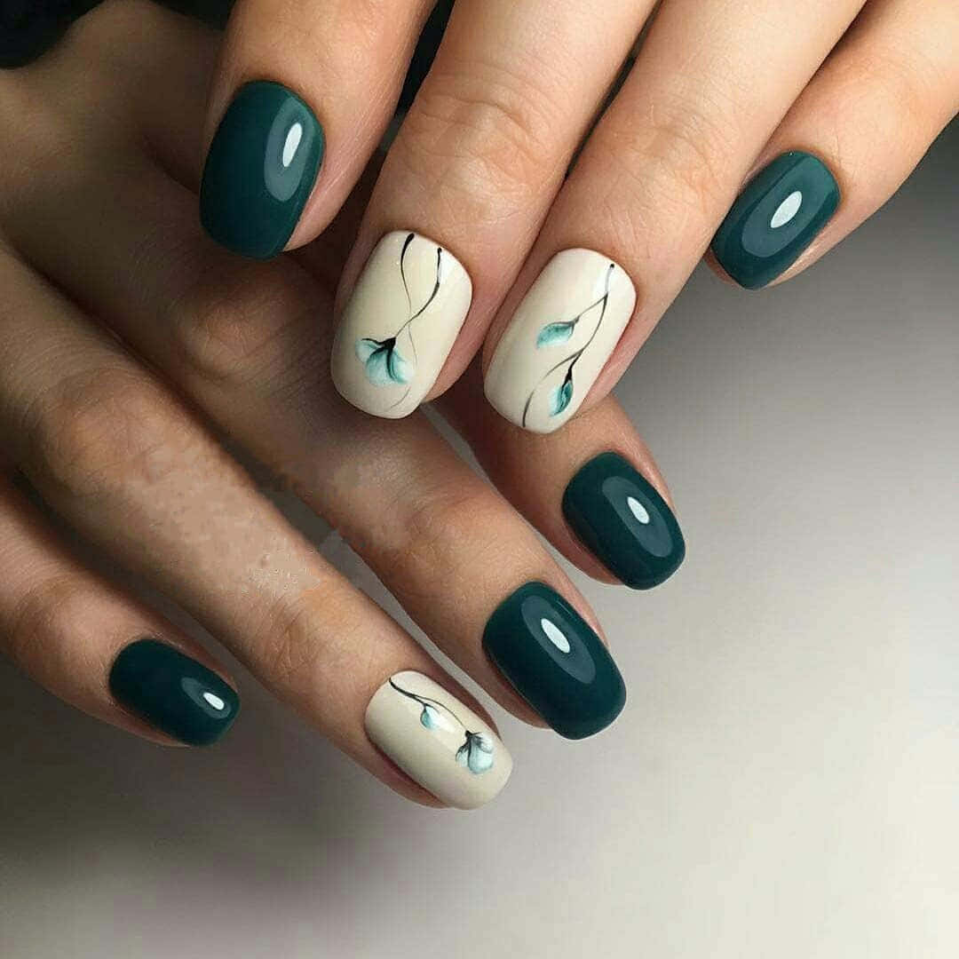 Spring Nails 桌布 壁紙 — 優雅的手，深藍綠色和奶油色指甲上帶有精緻的藍色花卉筆觸設計。