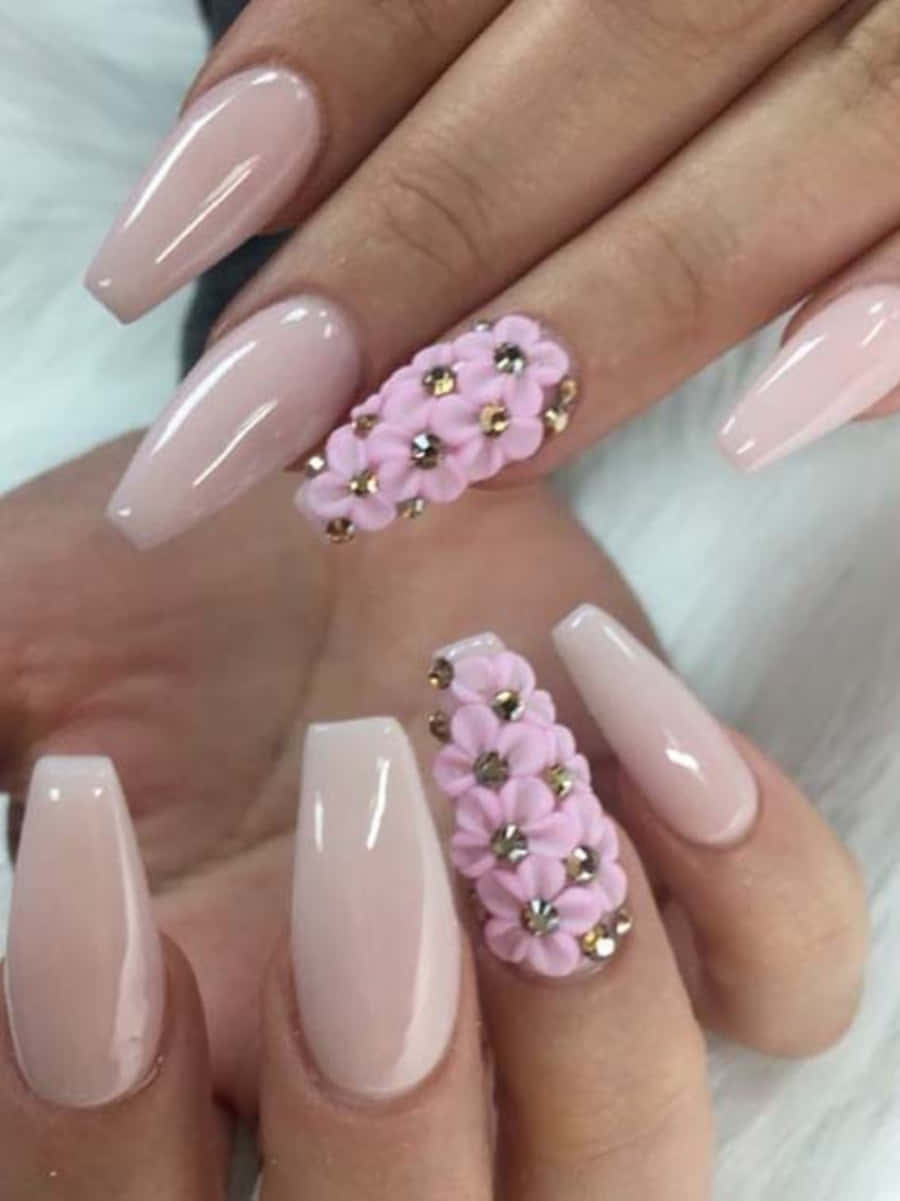 Pink Nail Art 桌布 壁紙 — 優雅的手，裸色棺材形指甲，飾有精緻的粉紅色花卉裝飾和閃亮的水鑽。