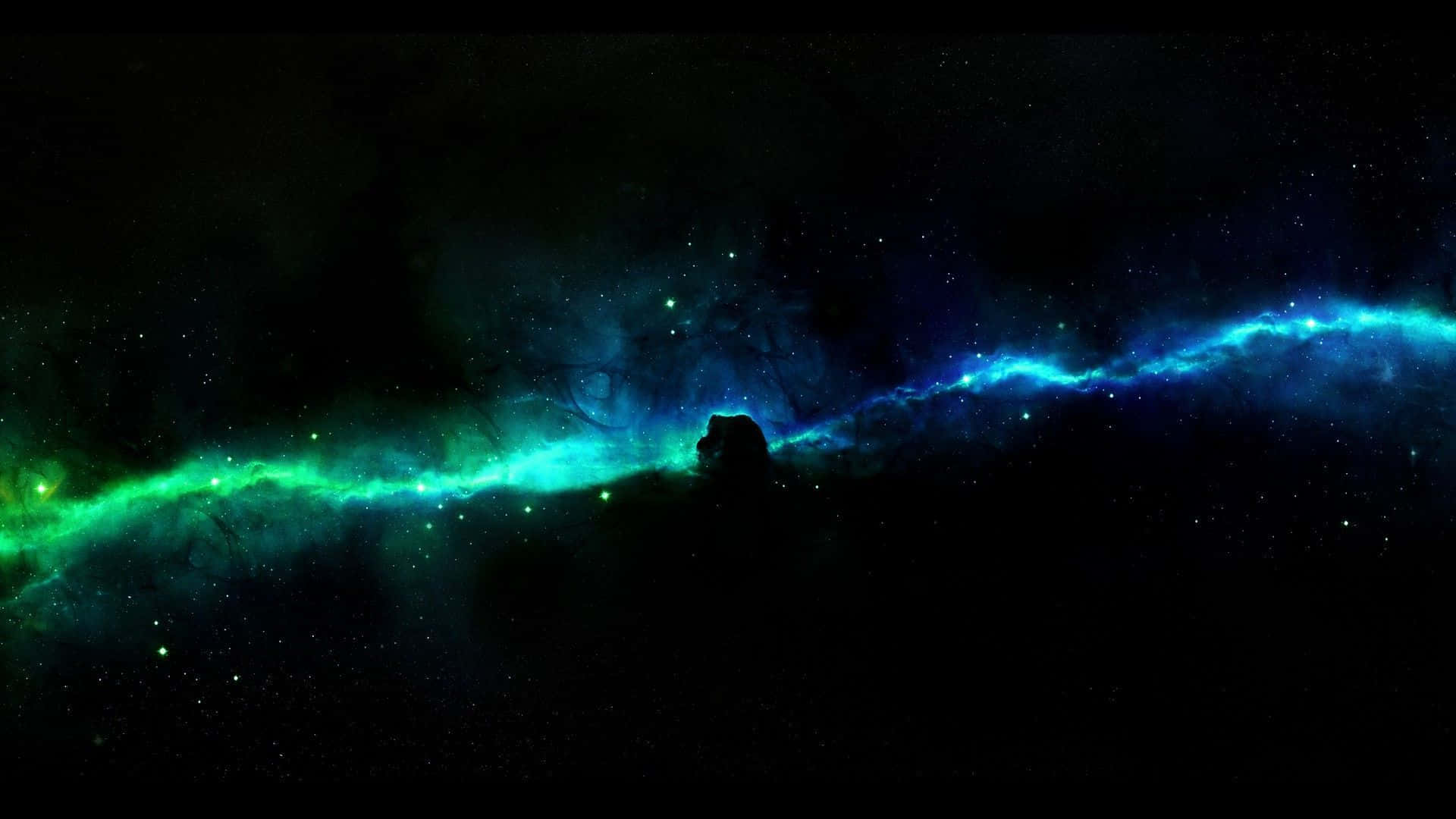 一個發光的宇宙星雲，帶有藍色和綠色色調，在星場背景下勾勒出一個黑暗天體的輪廓。